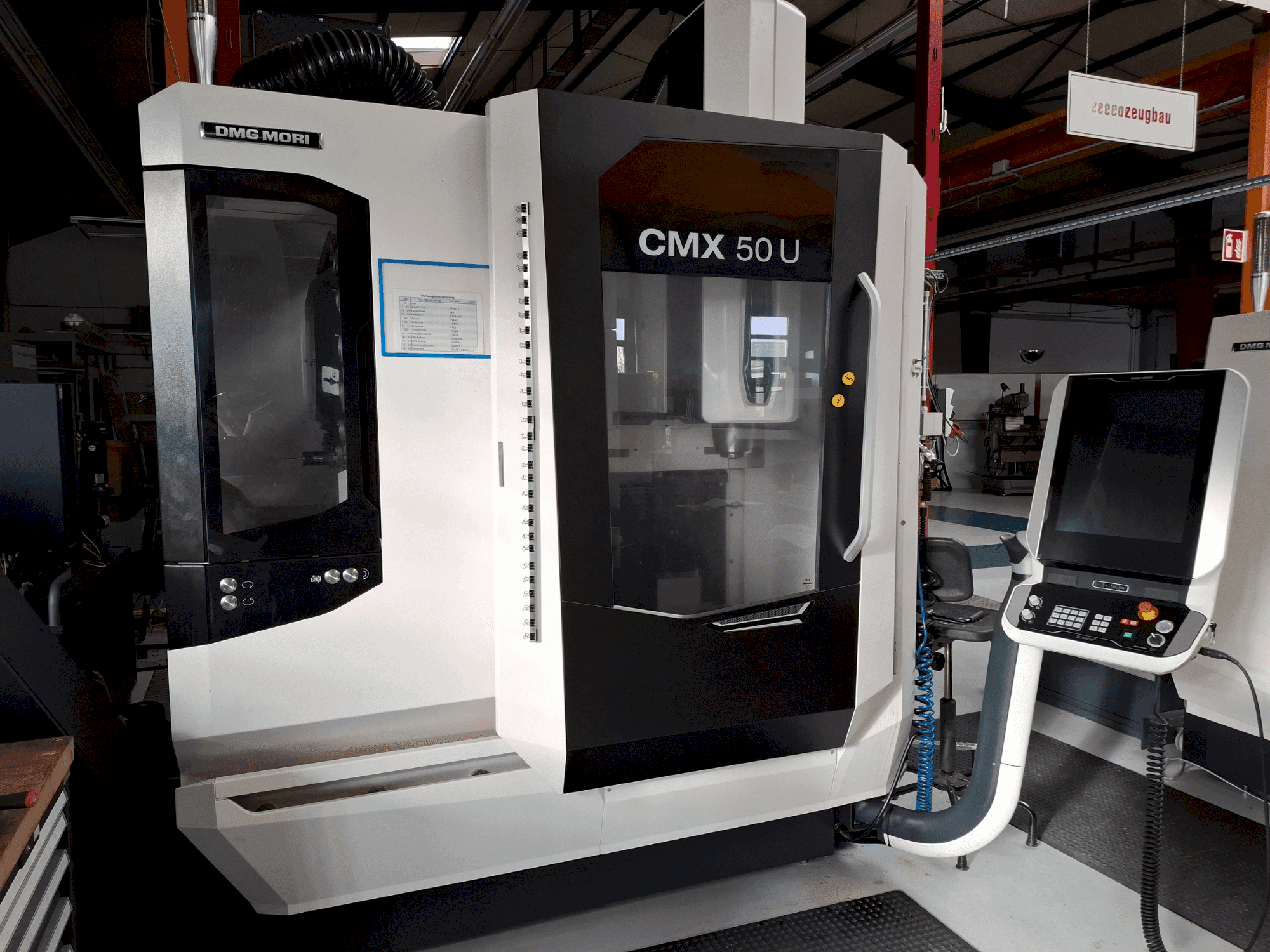 Vista frontale della macchina DMG MORI CMX 50U