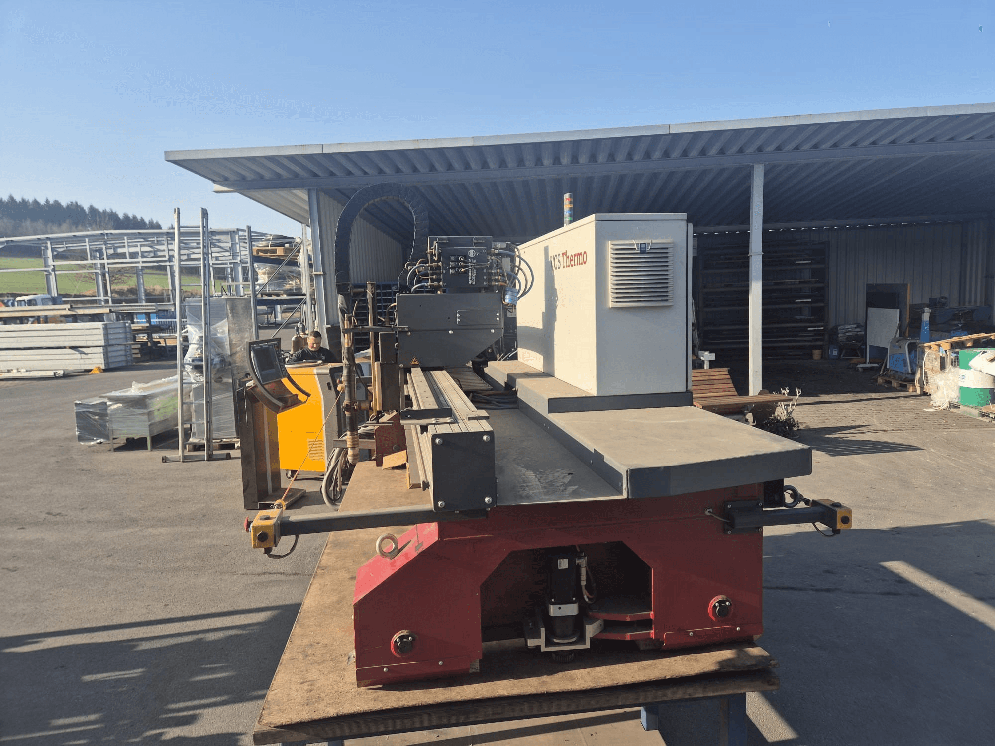 Vista frontale della macchina per il taglio al plasma VOORTMAN VACAM VCS Thermo su una superficie di lavoro, che mostra il pannello di controllo e l'area di taglio.