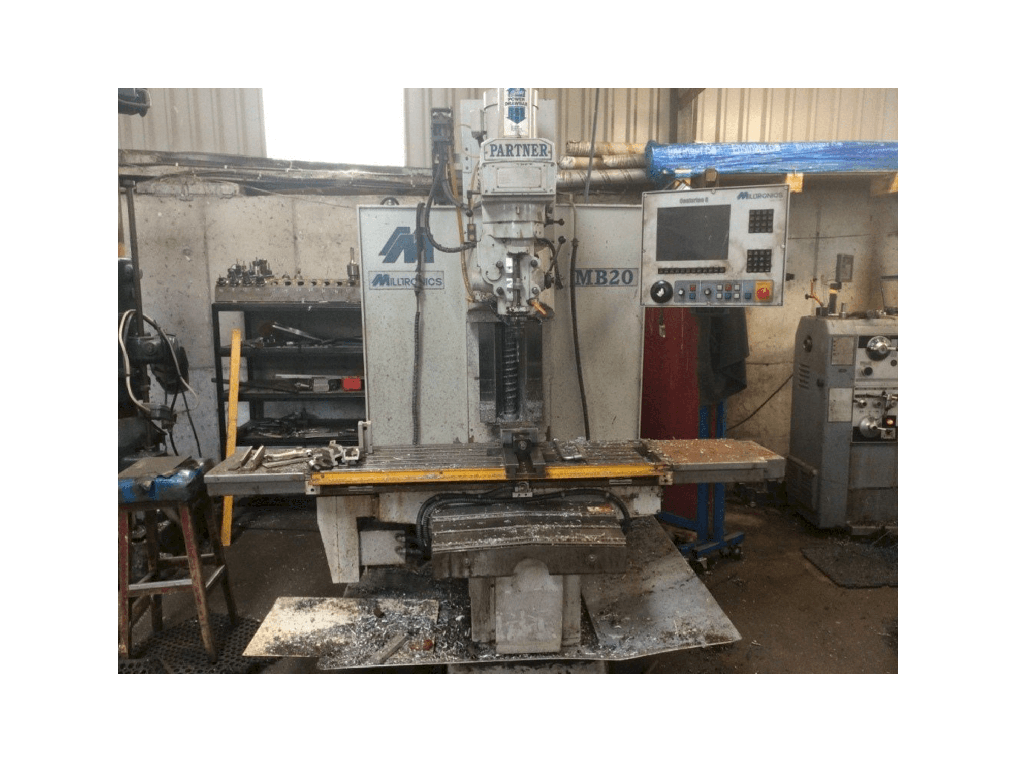 Vista frontale della macchina MILLTRONICS MB20