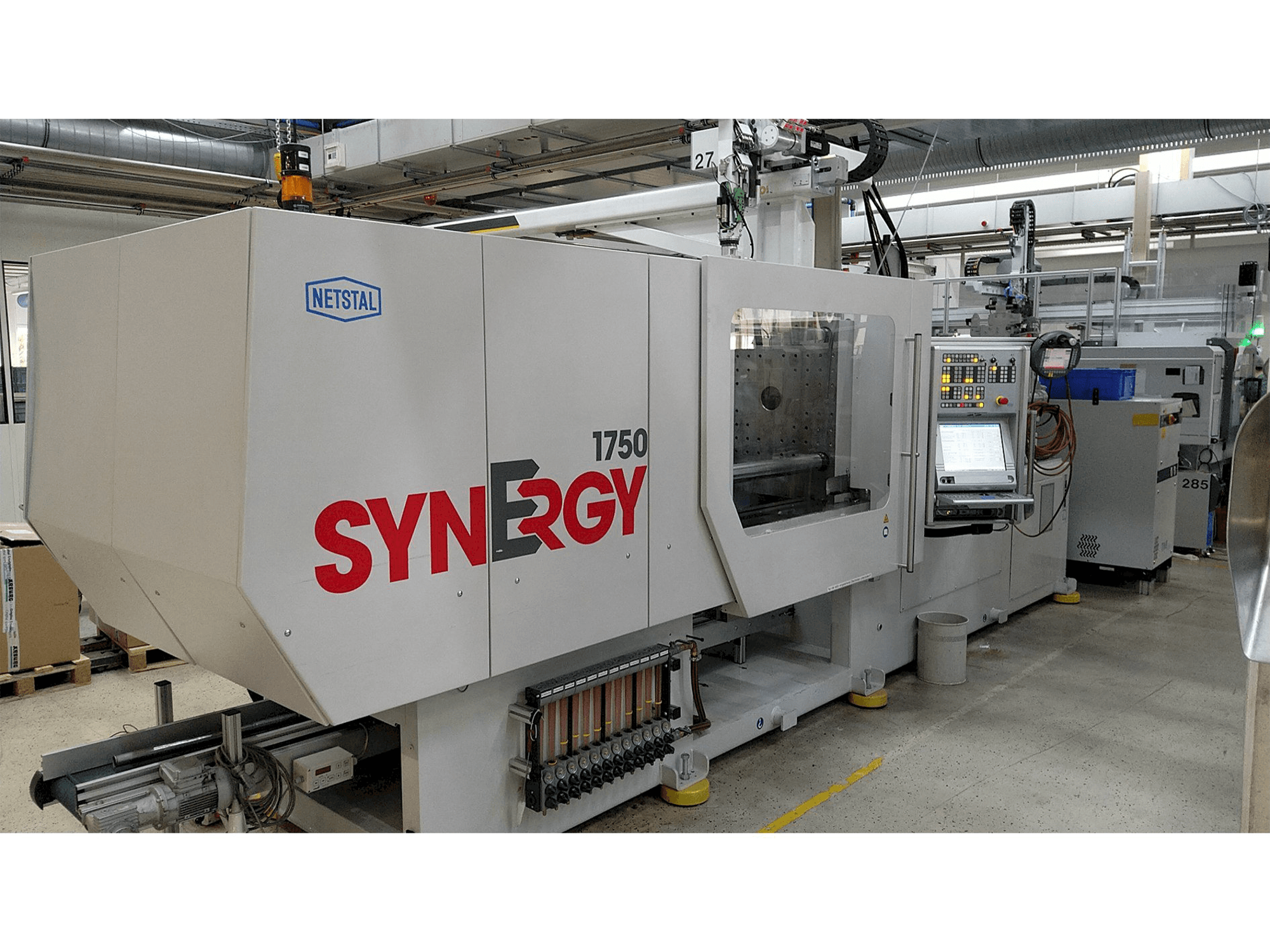 Vista frontale della macchina Netstal SynErgy 1750-600