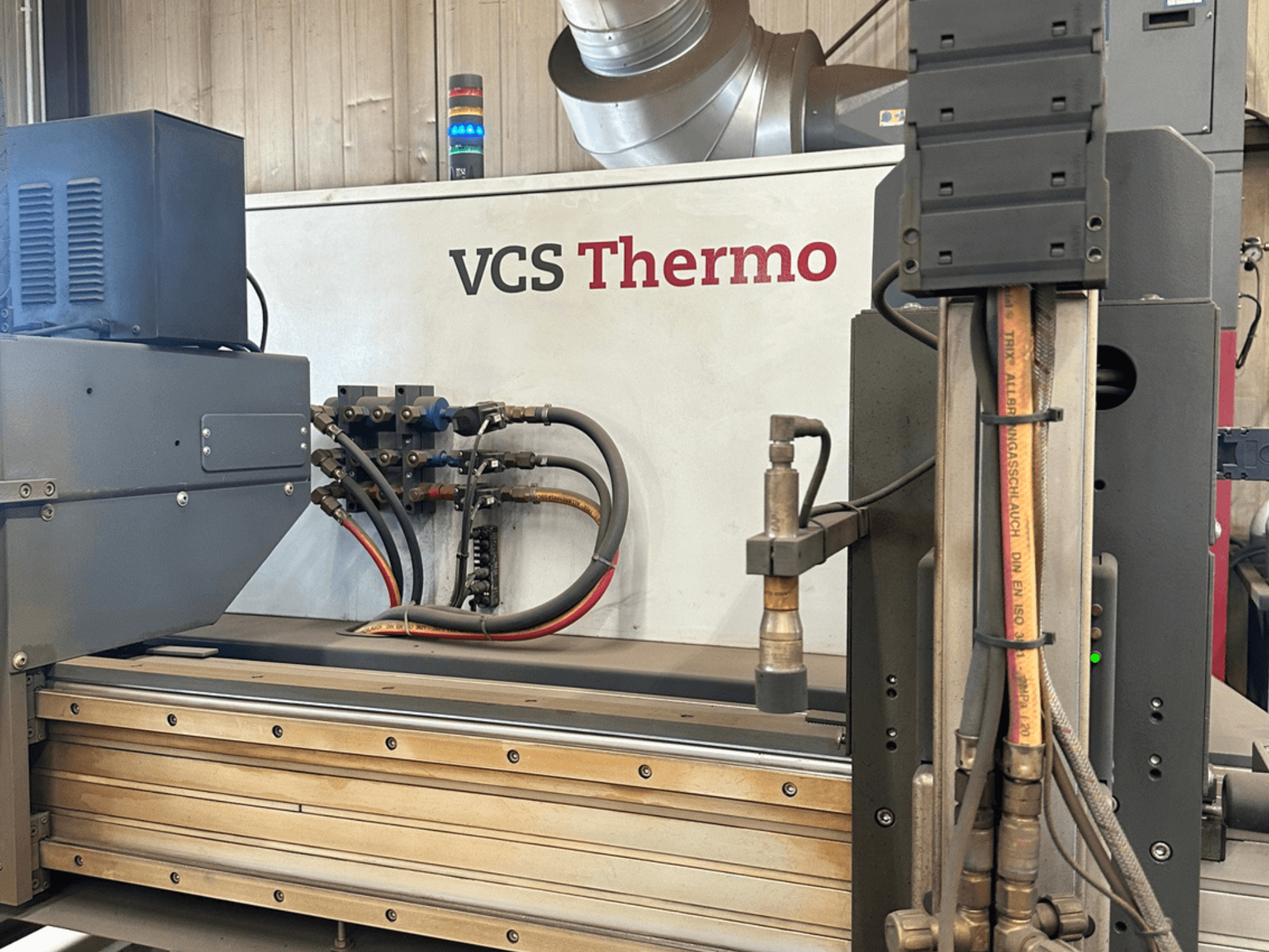 Macchina per il taglio al plasma Hypertherm HPR130XD, vista laterale che mostra i collegamenti, il pannello di controllo e i componenti operativi.