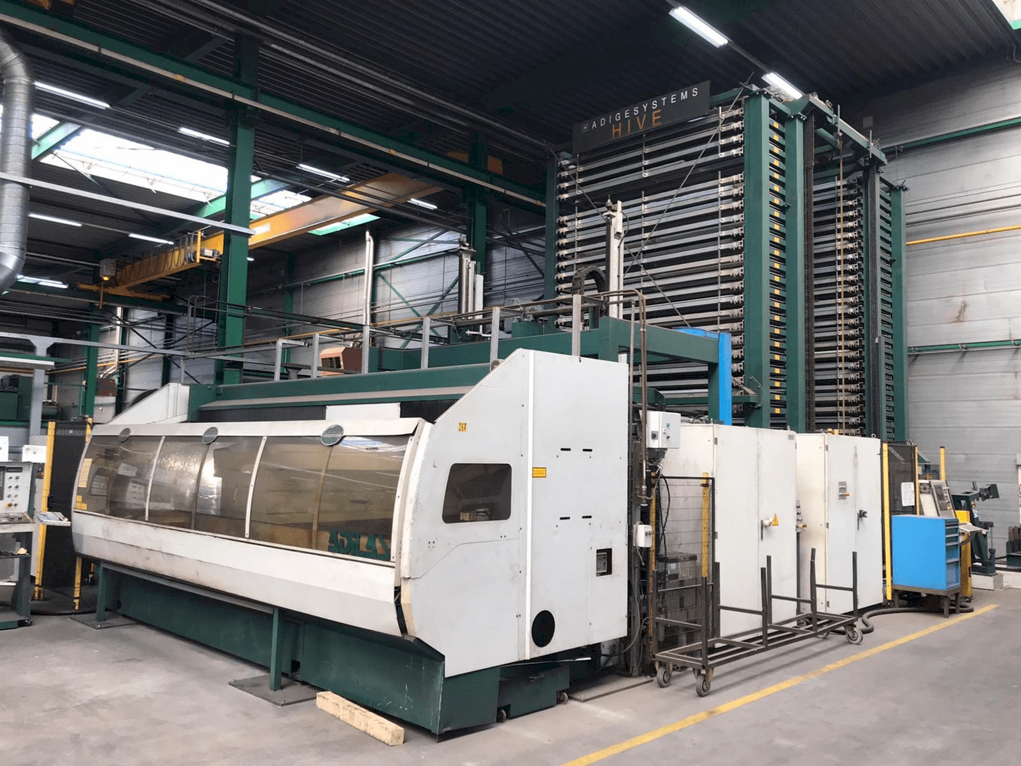 Vista frontale della macchina BLM Adige Adilas 3,2kW CO2 laser 3015 + automation