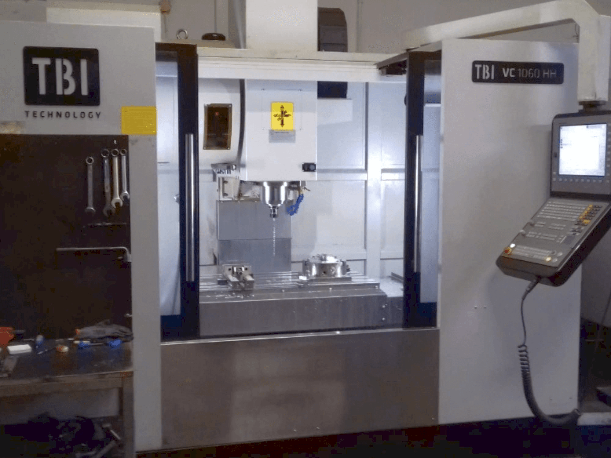 Vista frontale della macchina TBI VC 1060 HH