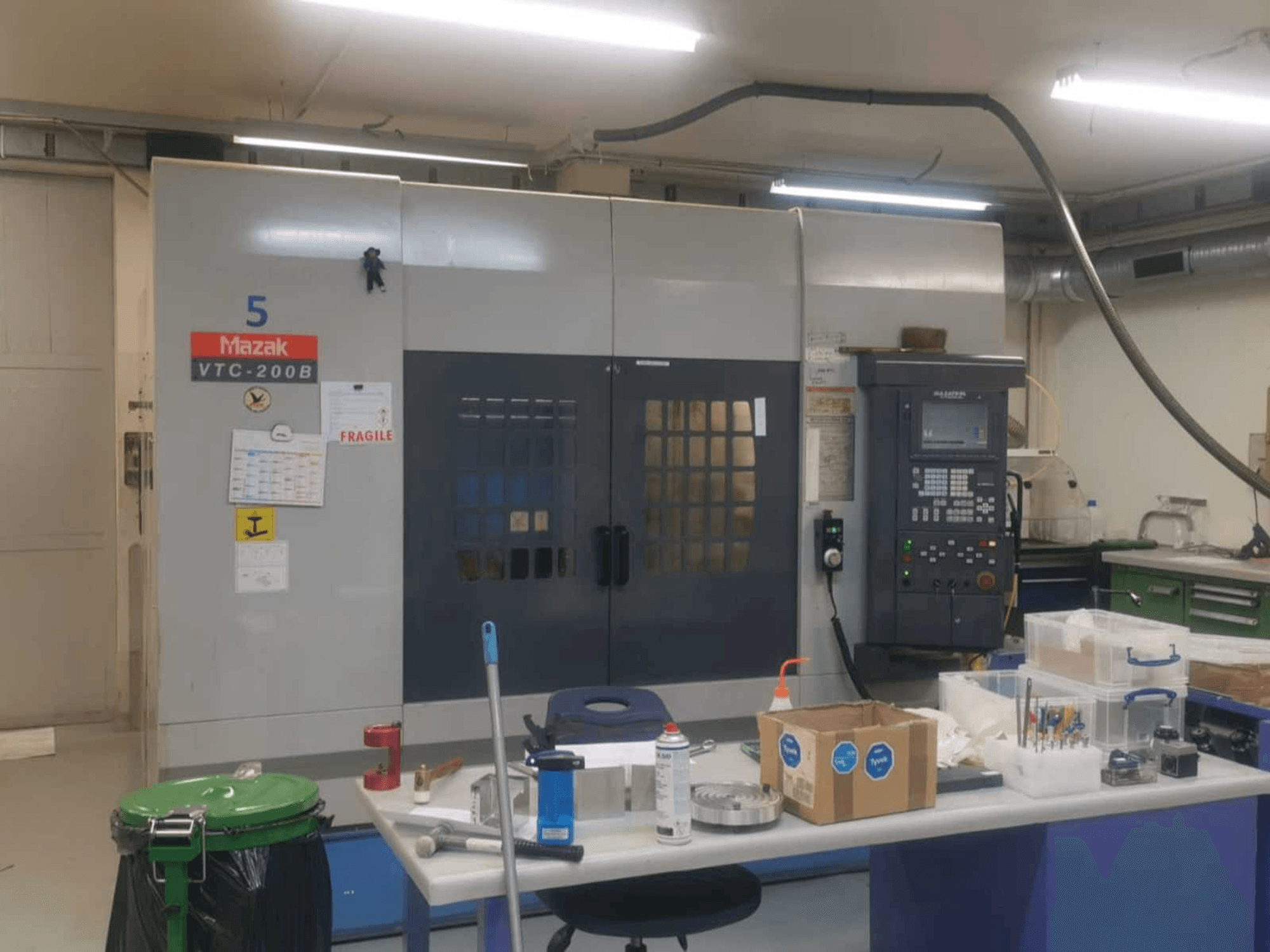 Vista frontale della macchina Mazak VTC 200B