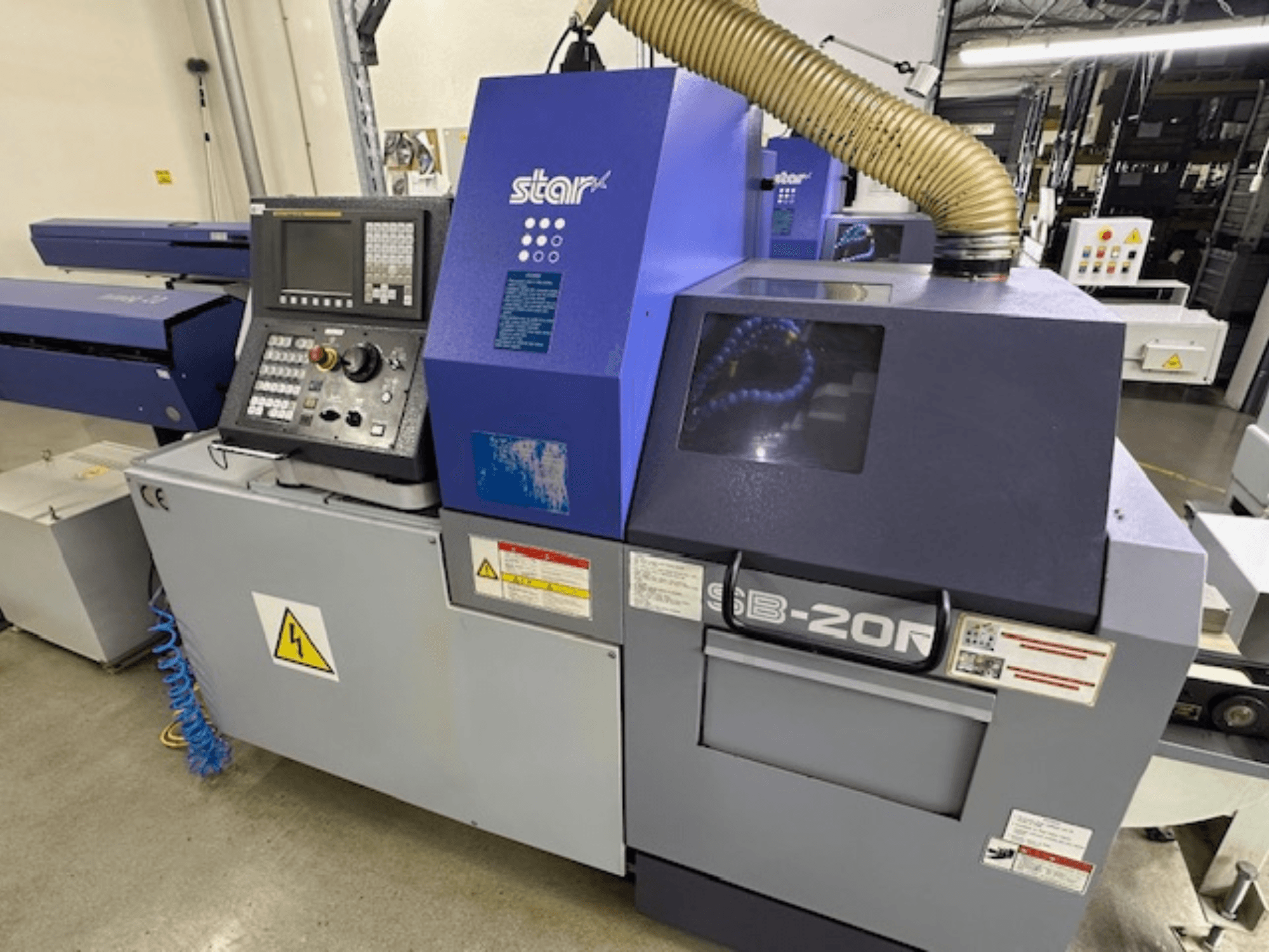 Tornio Star SB-20R tipo N, vista frontale, con pannello di controllo, tubo di aspirazione e simboli di pericolo visibili.
