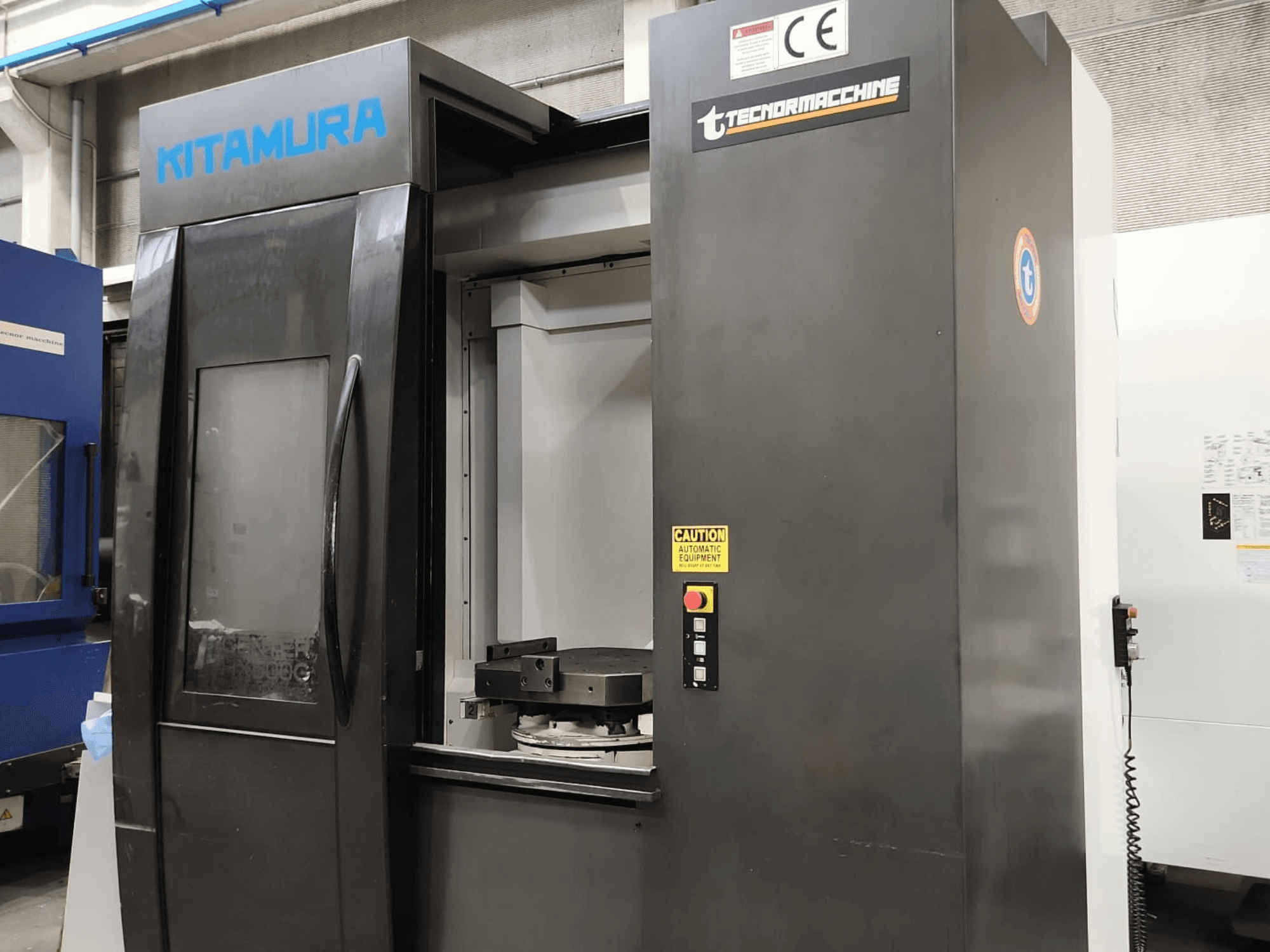 Centro di lavorazione orizzontale Kitamura Mycenter HX500iG, vista frontale che mostra il pannello di controllo e l'area di lavoro.