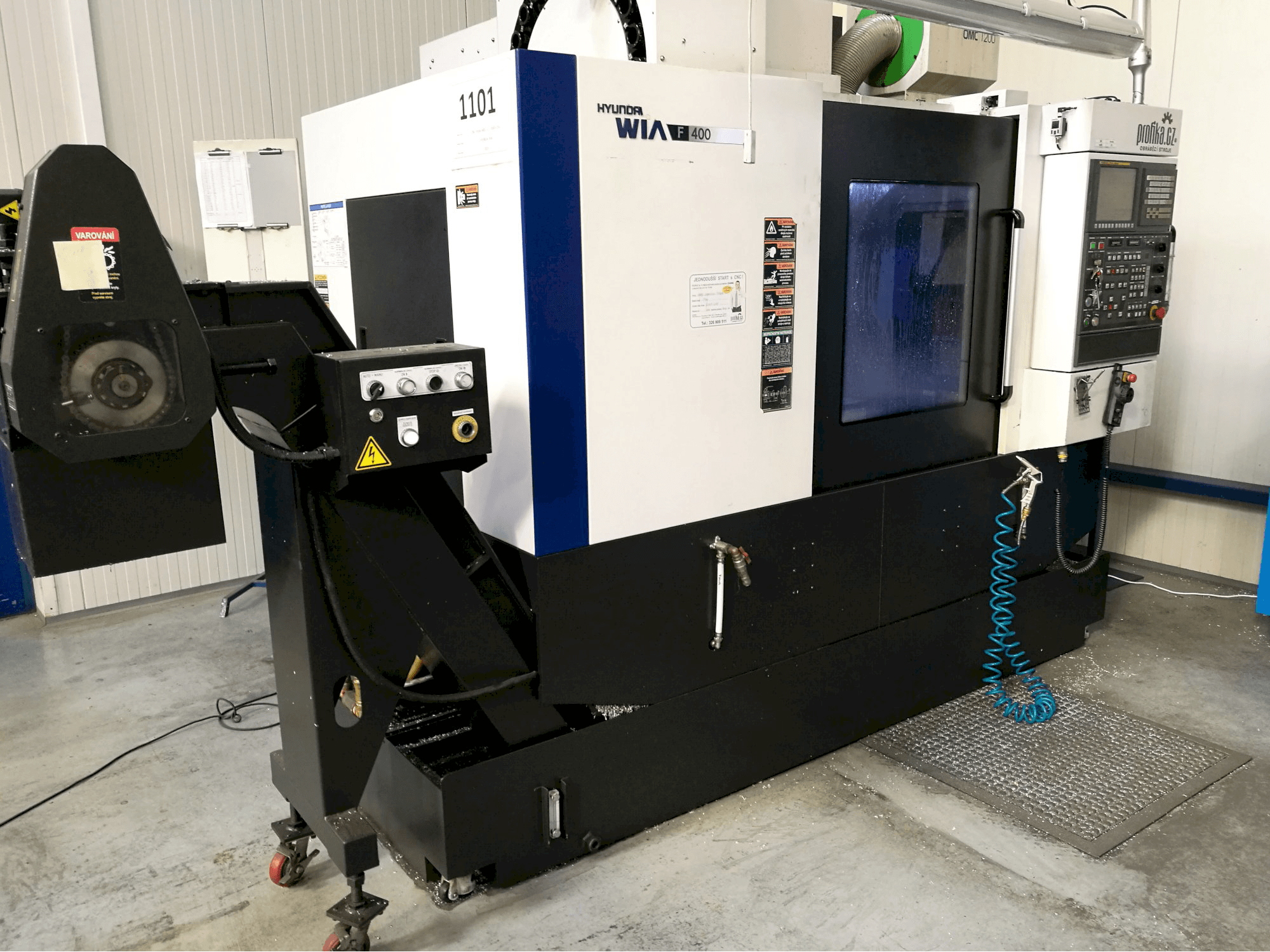 Vista lato sinistro della macchina Hyundai Wia F400