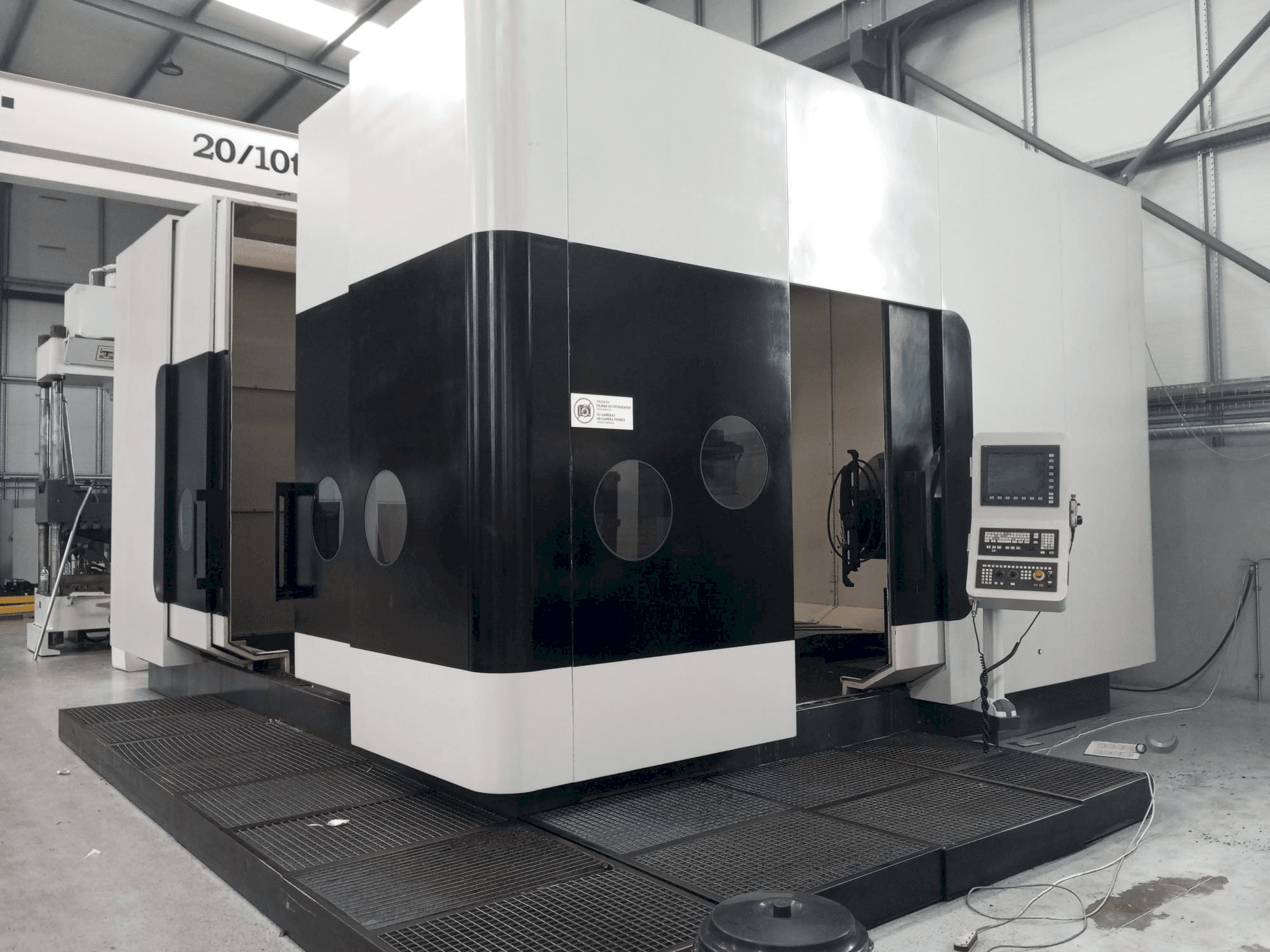 Vista frontale della macchina CHETO 3000