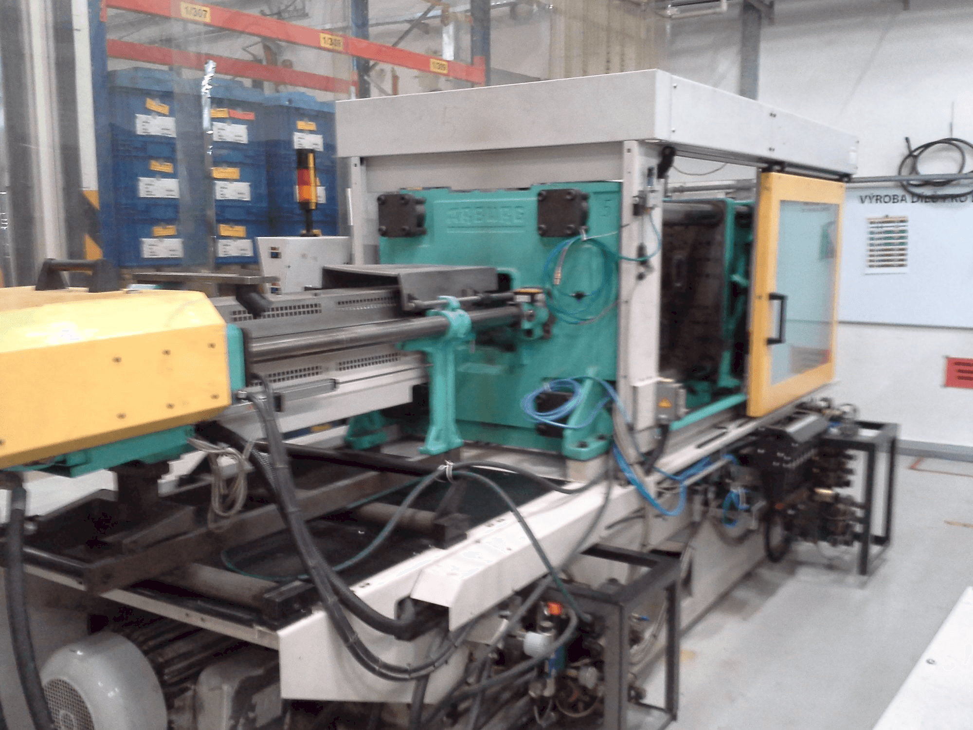 Vista frontale della macchina Arburg 570C 2000-675