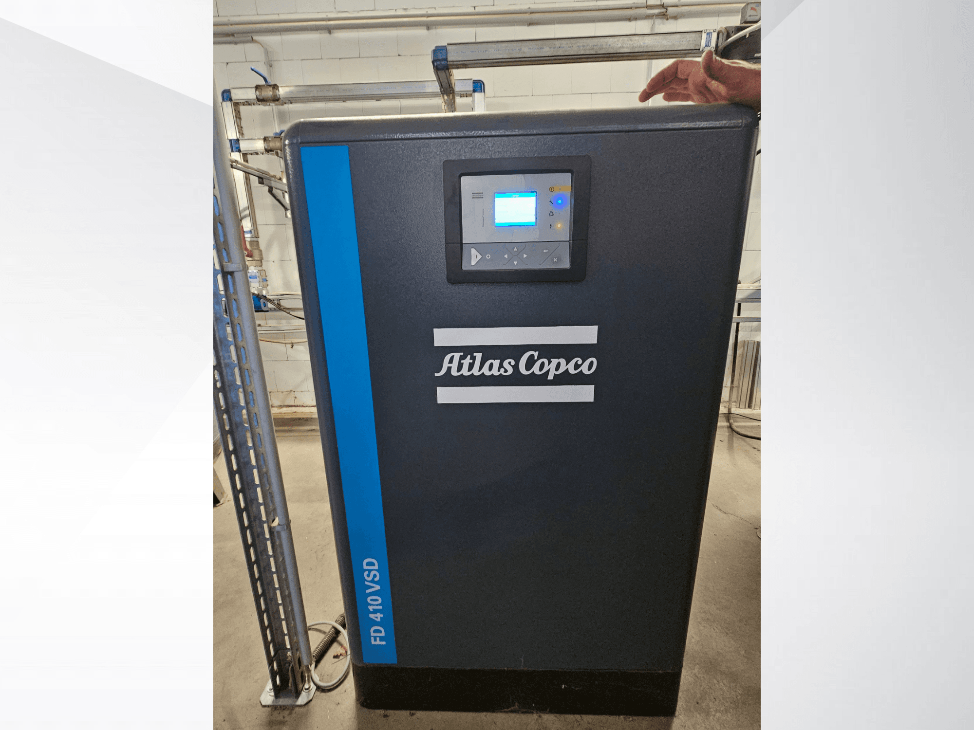 Compressore d'aria Atlas Copco GA 110 VSD+ in vista frontale, con display digitale e accenti blu per una facile identificazione.