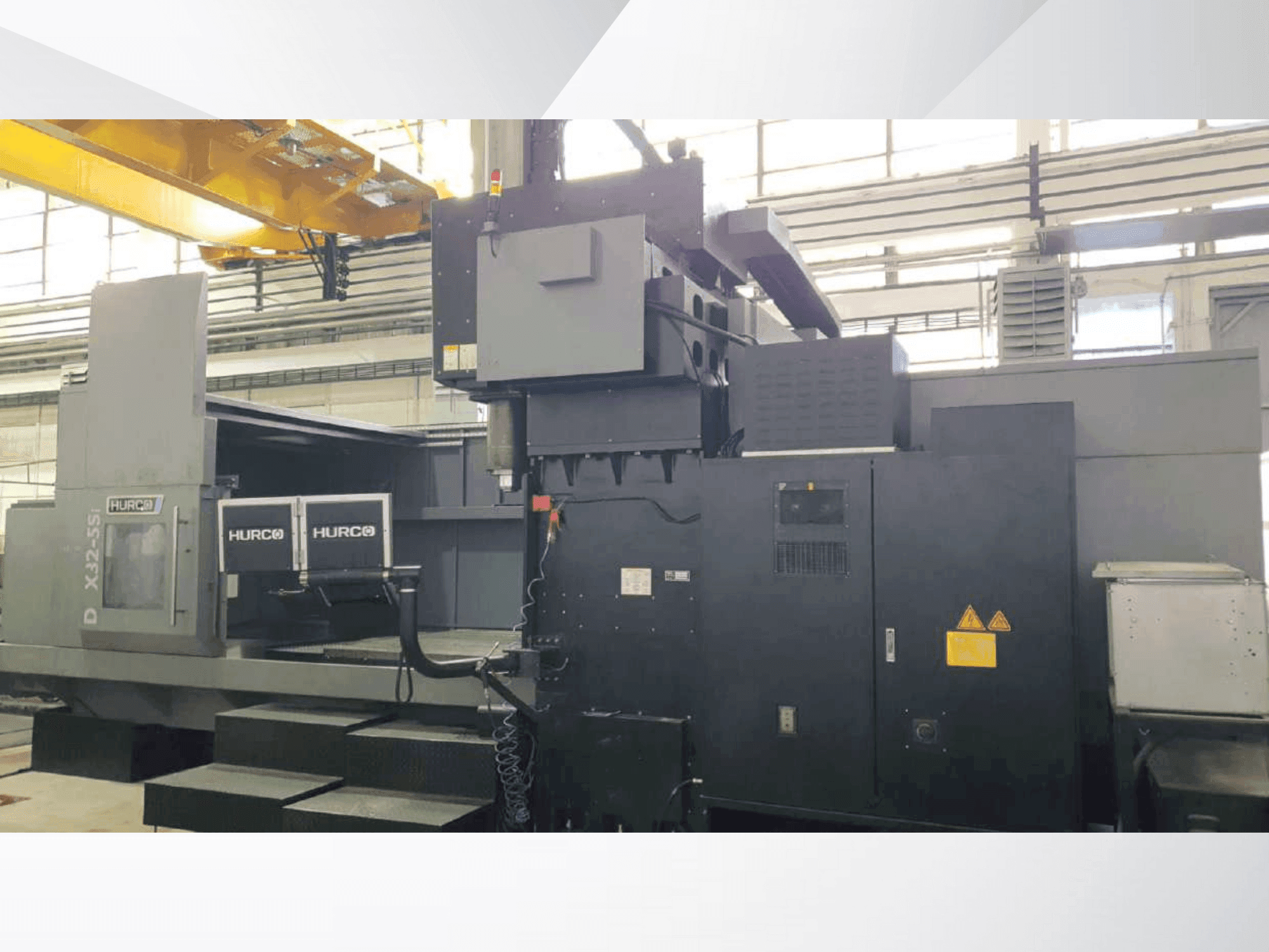 Vista frontale della macchina Hurco DCX32-5Si