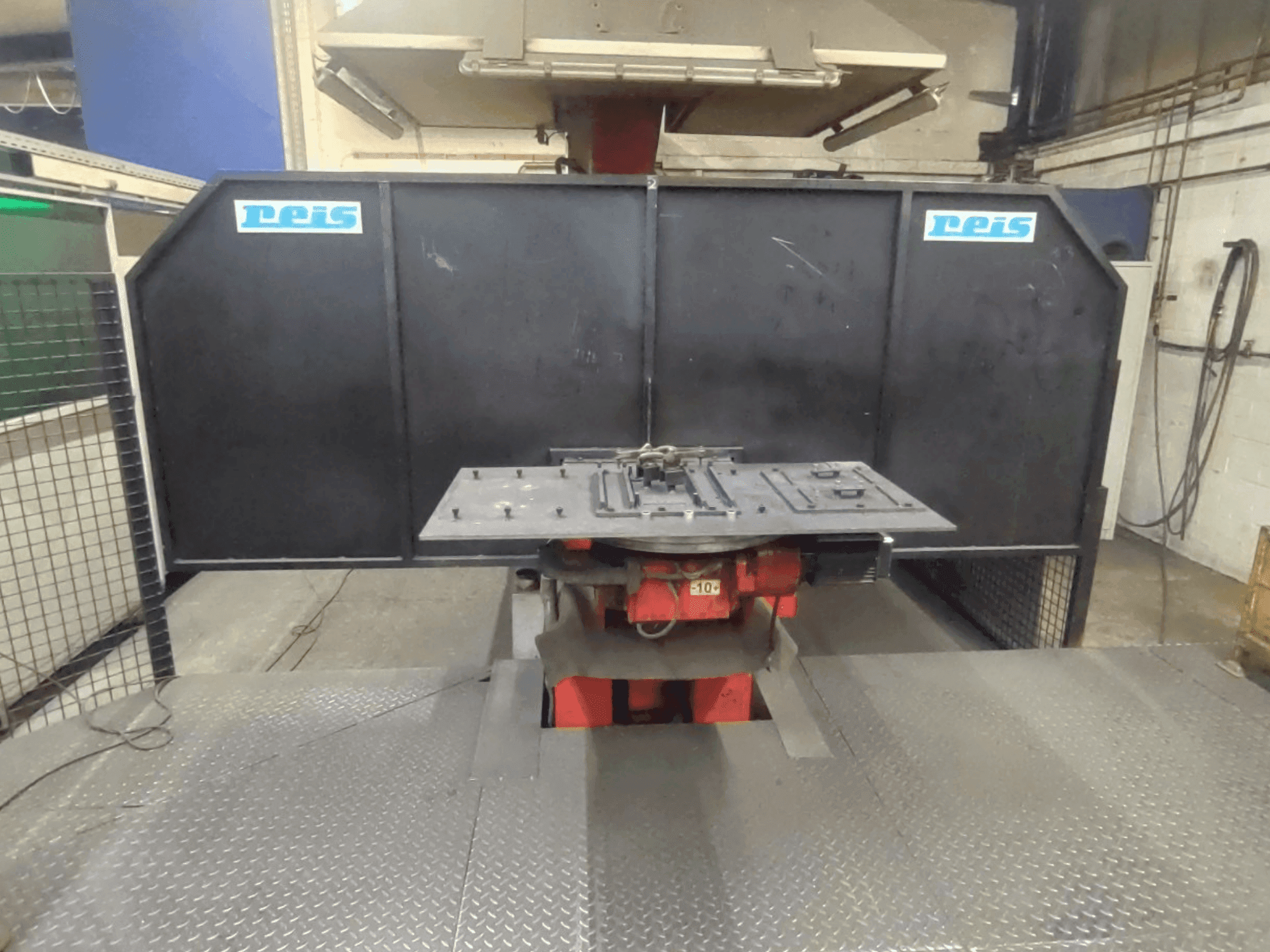 Vista frontale della macchina Reis Robotics Robot System - RDT 40 / SRV 6 / RDT 40