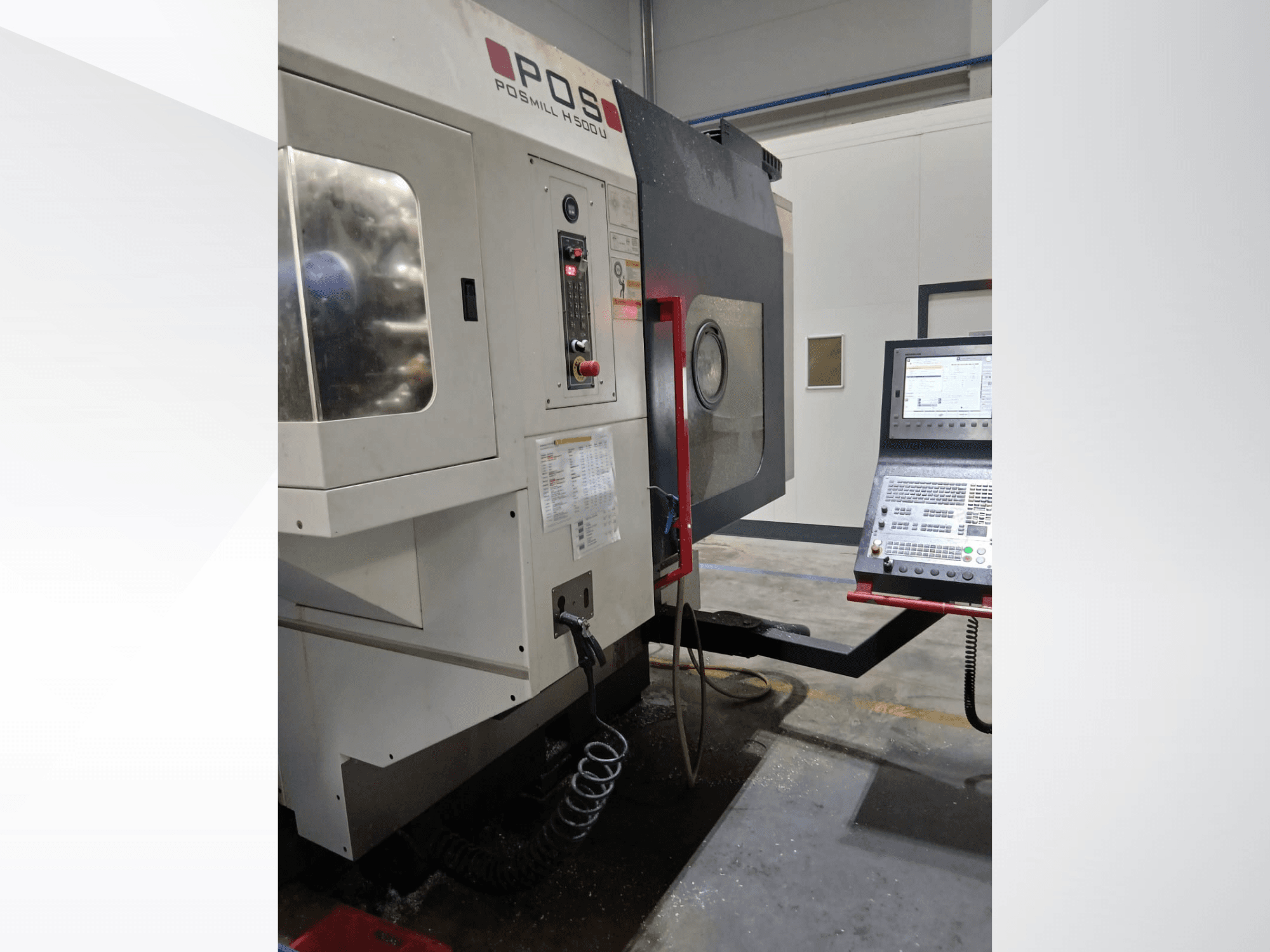Centro di lavorazione verticale POSmill H 500 U in vista frontale, con pannello di controllo e tubo del liquido di raffreddamento, che ne mette in risalto il design industriale.