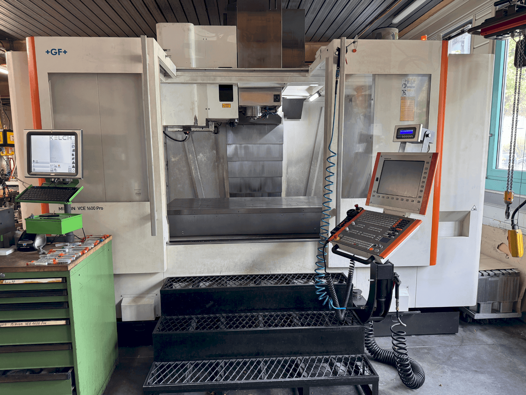 Vista frontale della macchina MIKRON VCE 1600 PRO