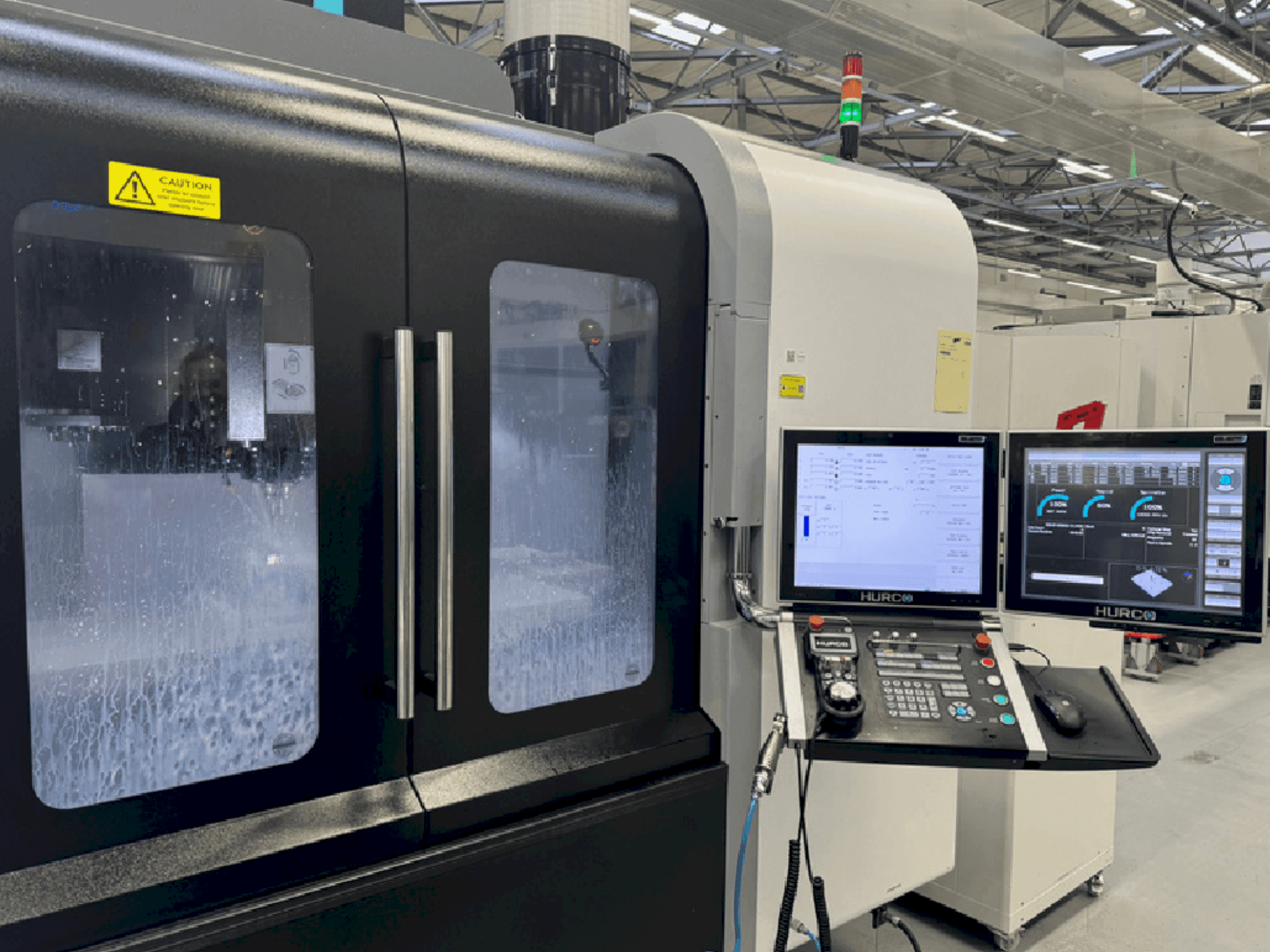 Vista frontale della macchina Hurco VMX42HSRTi