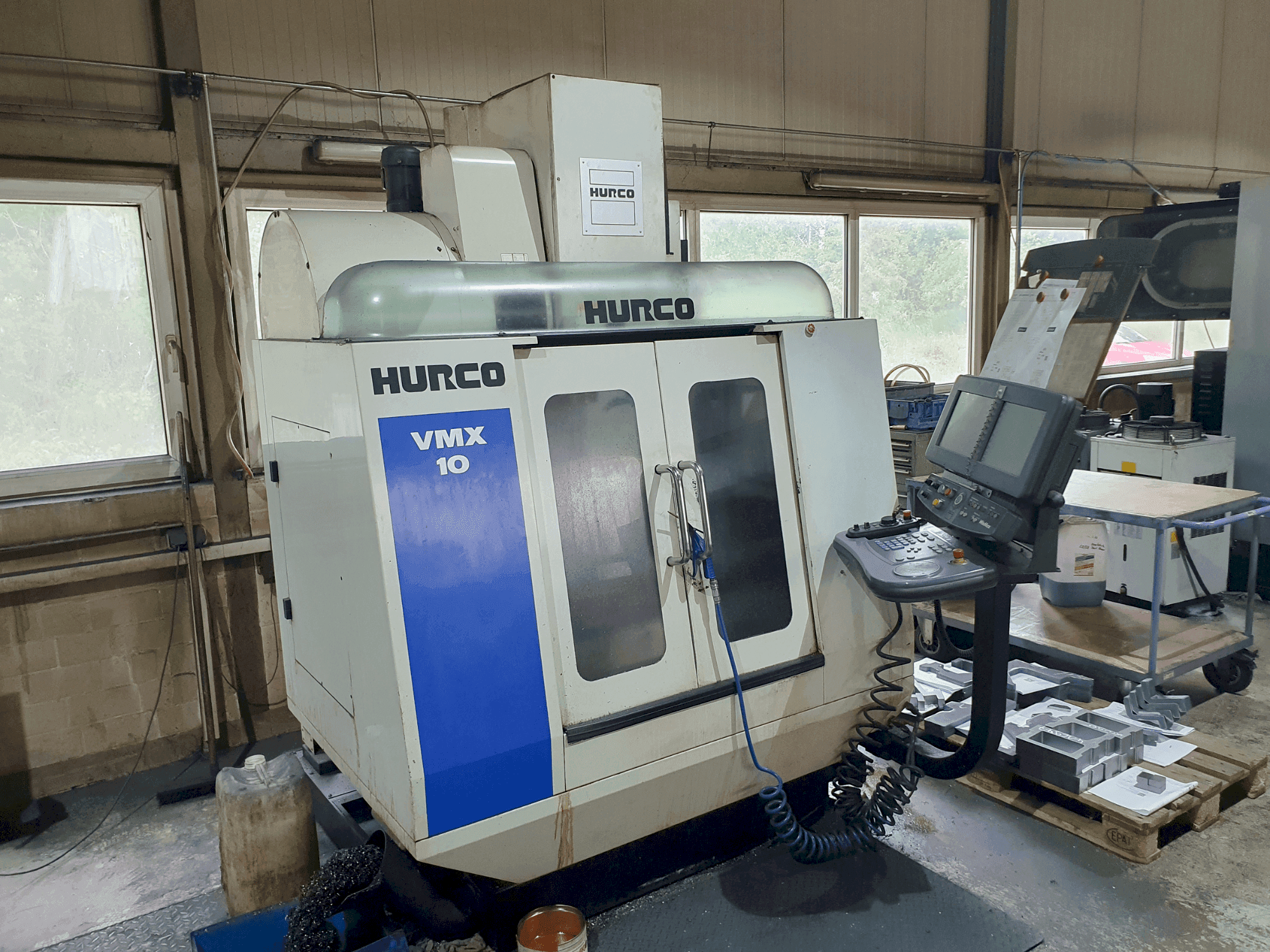 Vista frontale della macchina Hurco VMX10 (2011)