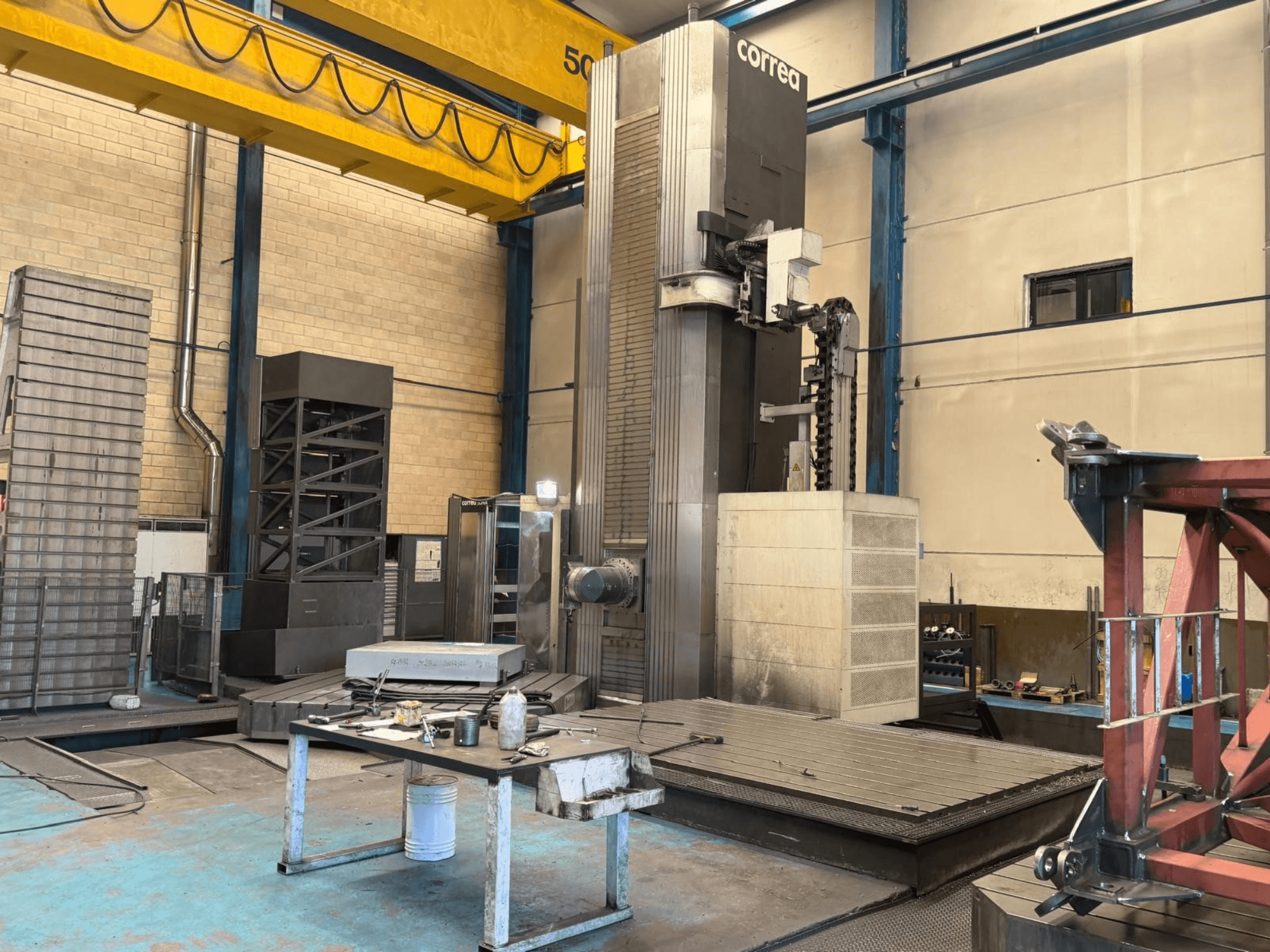 Centro di lavorazione universale Correa SUPRA 135 in un'officina, vista frontale, che mostra la macchina e l'area di lavoro.