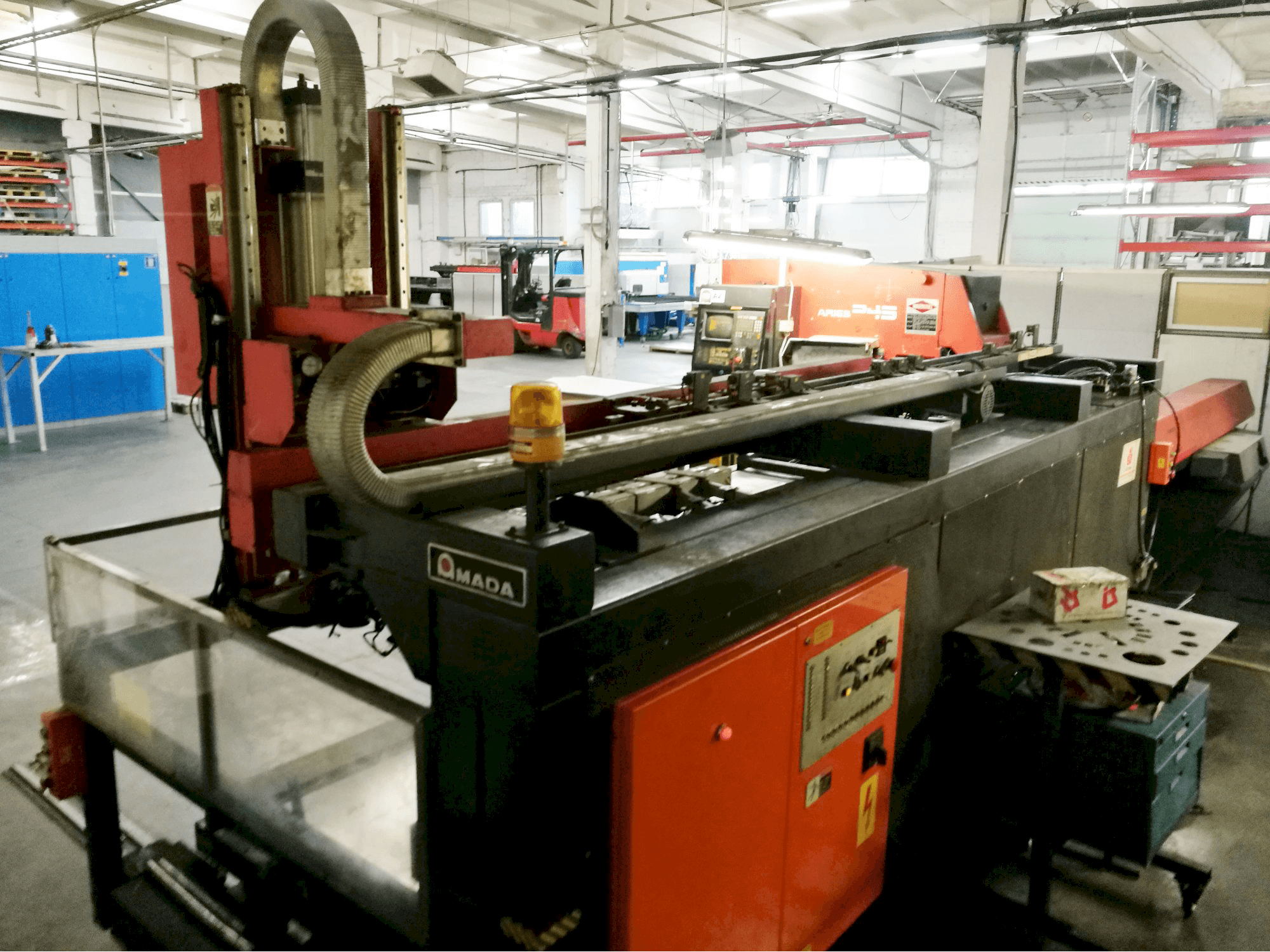 Vista laterale sinistra della macchina AMADA ARIES 245