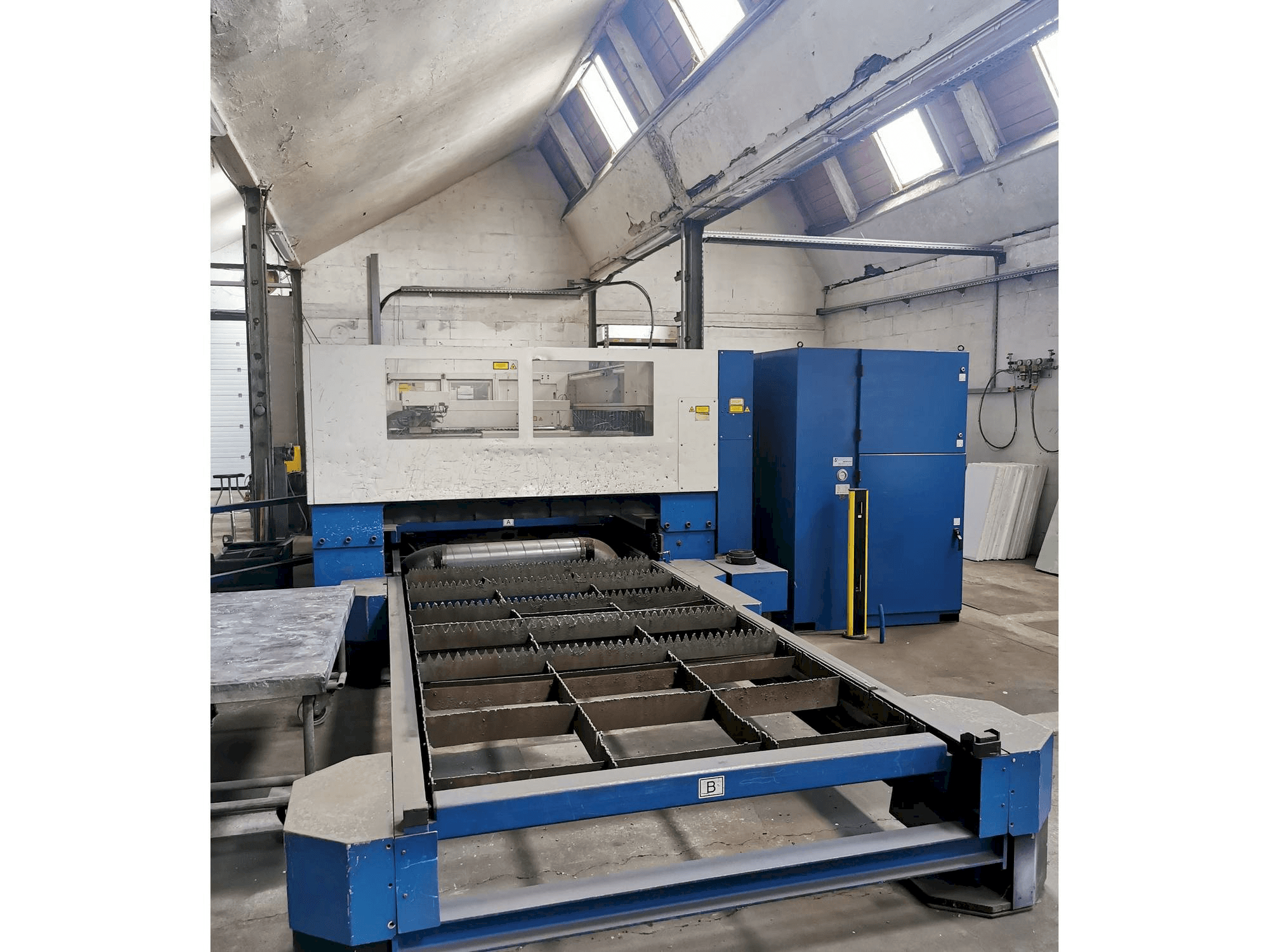 Vista frontale della macchina Trumpf Trumatic L3030