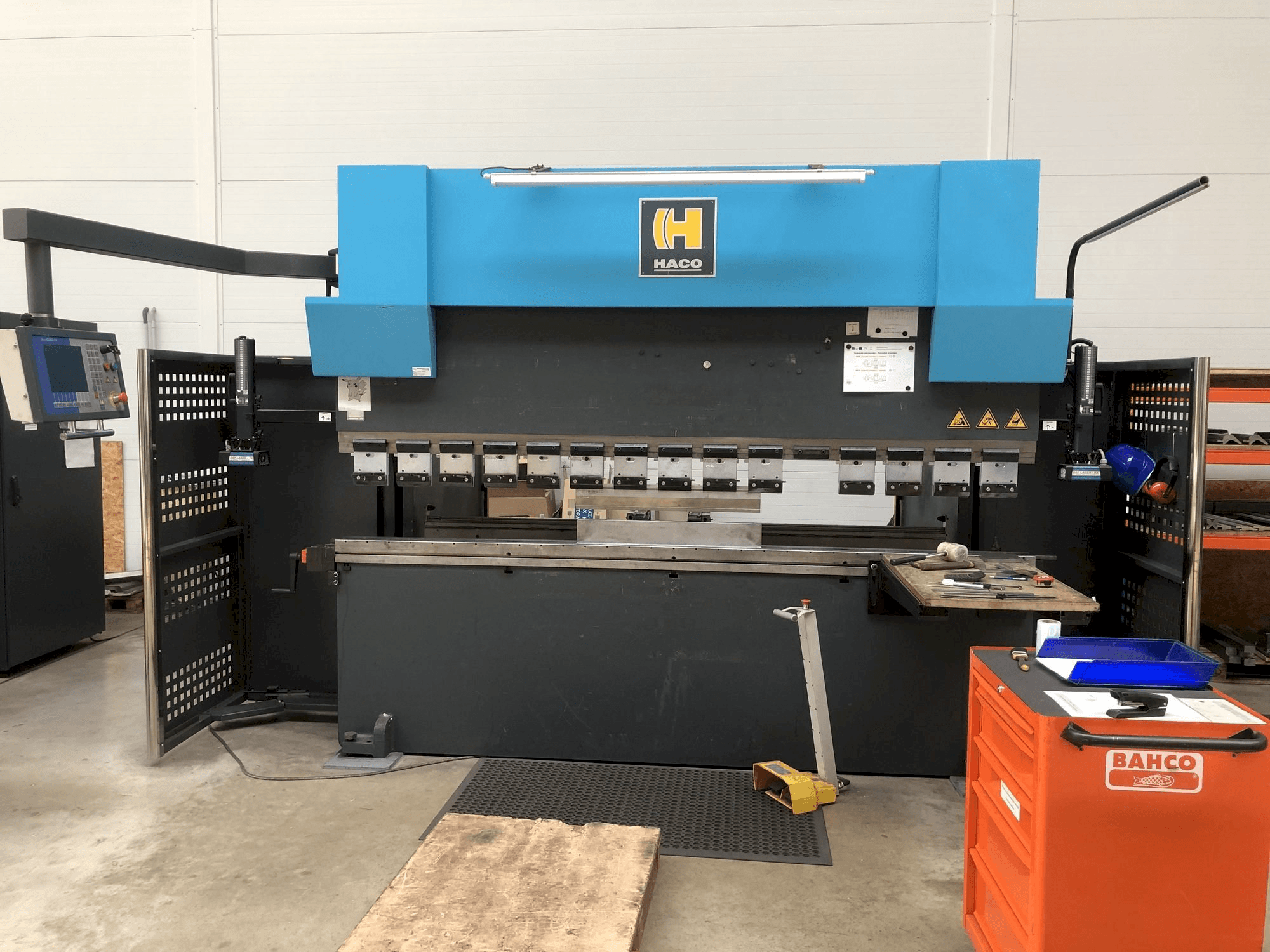 Vista frontale della macchina HACO ERMS30250