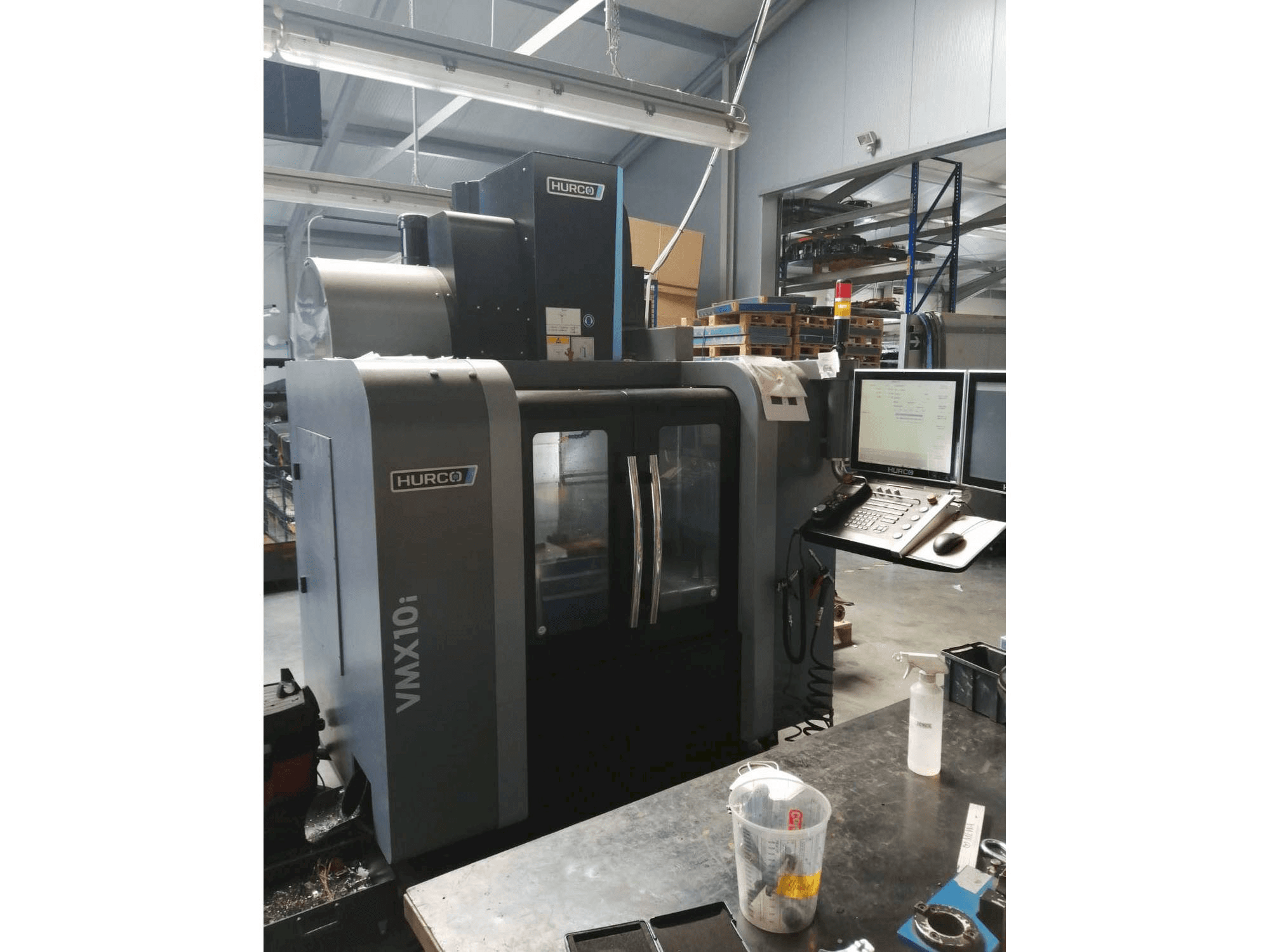 Vista frontale della macchina Hurco VMX10i