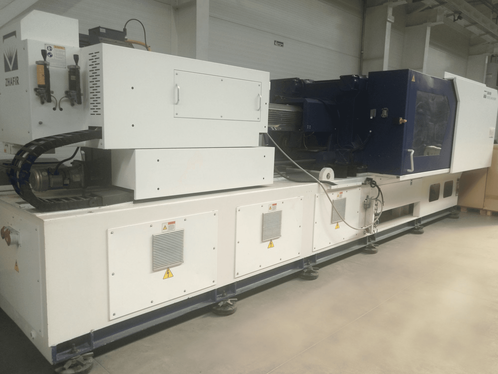 Vista frontale della macchina Zhafir VE 4100/1100