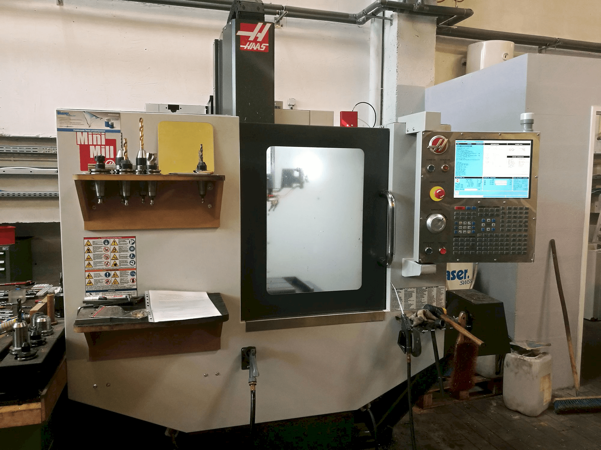 Vista frontale della macchina HAAS MINIMILL