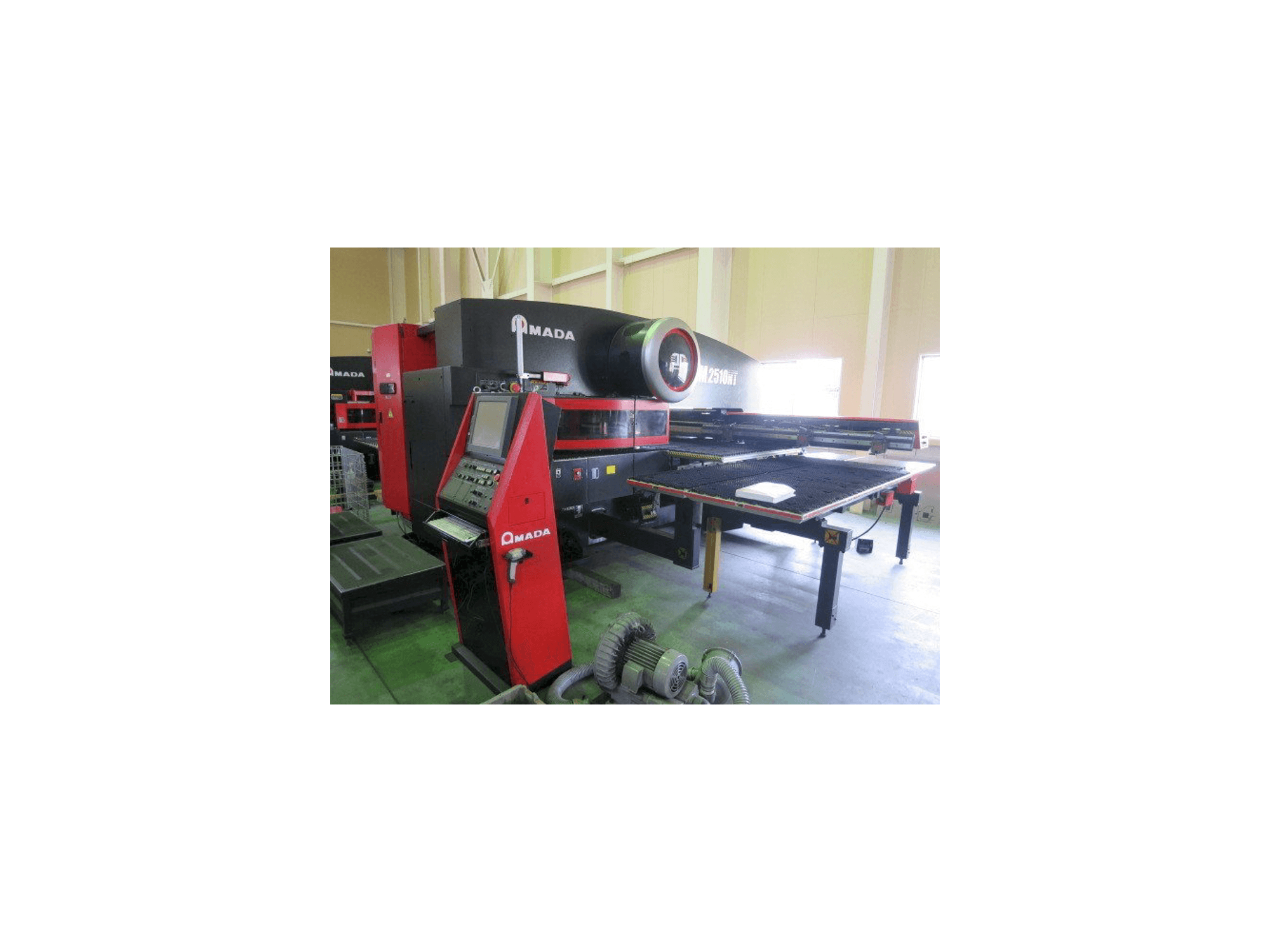 Vista frontale della macchina AMADA EM 2510NT