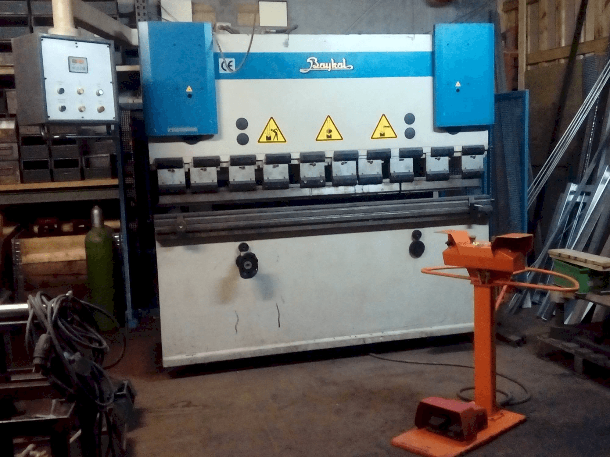 Vista frontale della macchina Baykal APH-2103/40