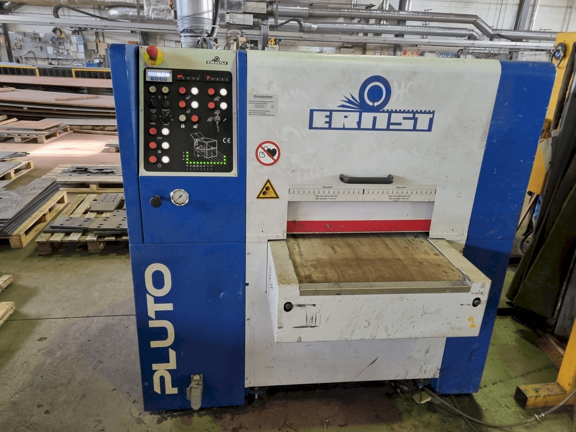 Vista frontale della macchina ERNST PLUTO ELL 600