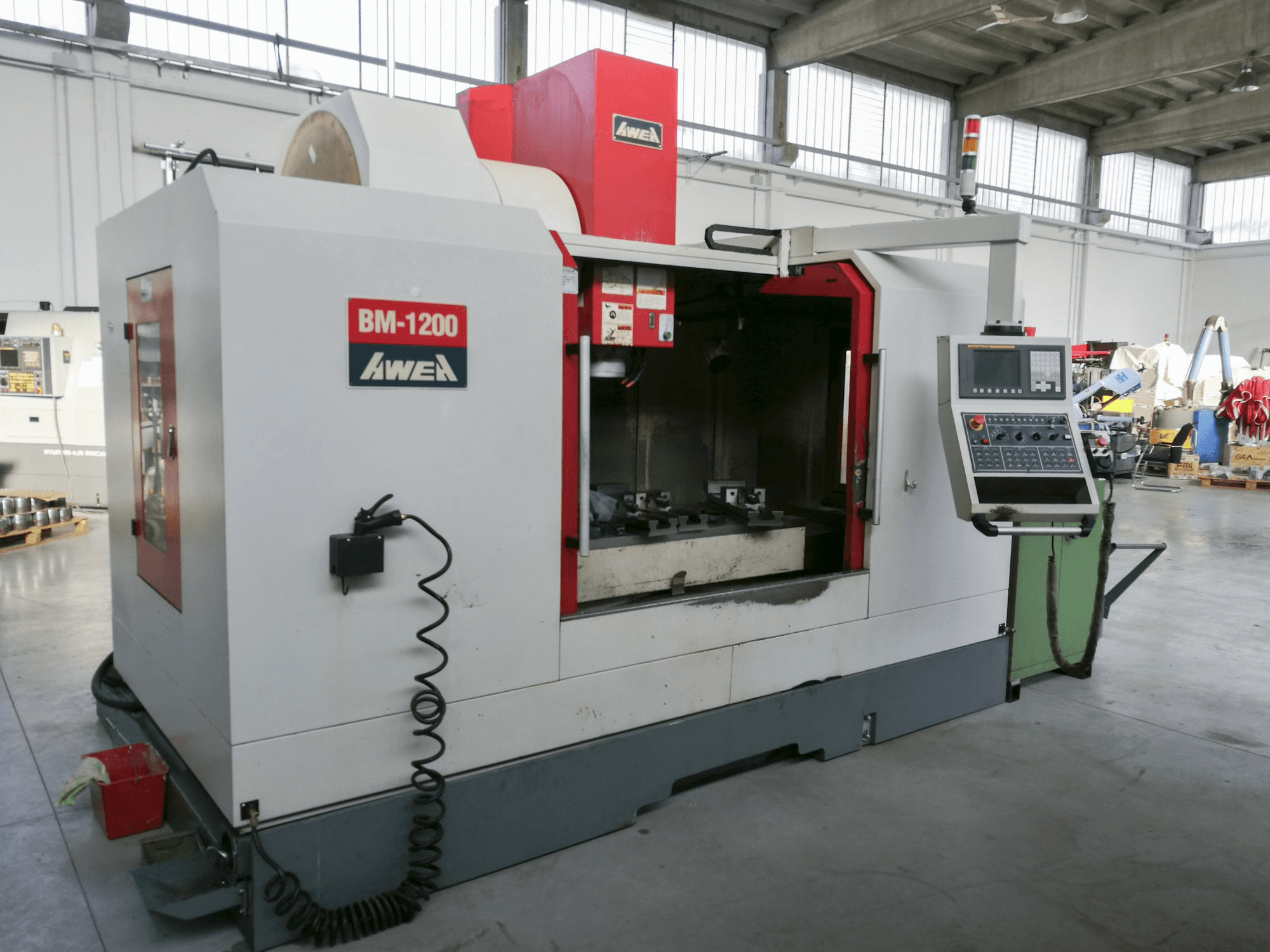 Vista lato sinistro della macchina AWEA BM-1200