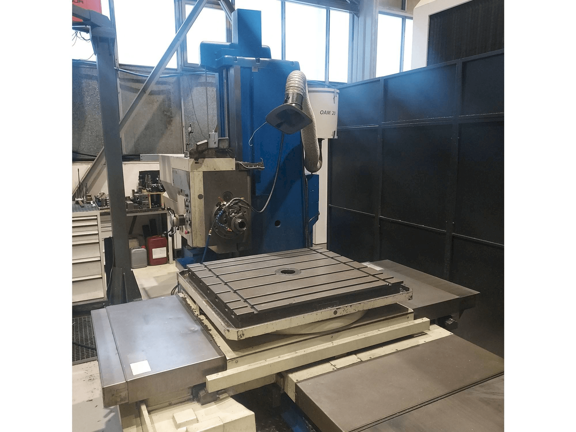 Vista frontale della macchina TOS WH 10 CNC