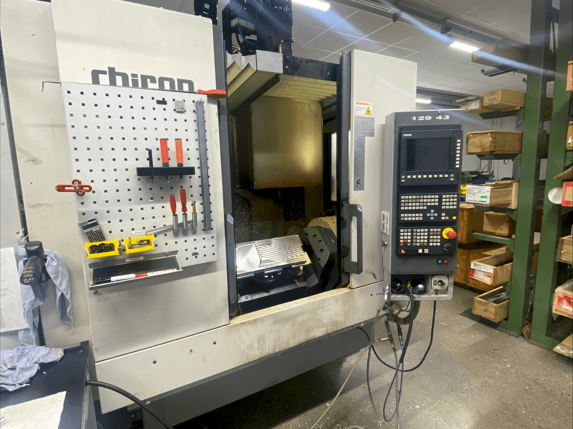 Vista frontale della macchina CHIRON FZ 15K S