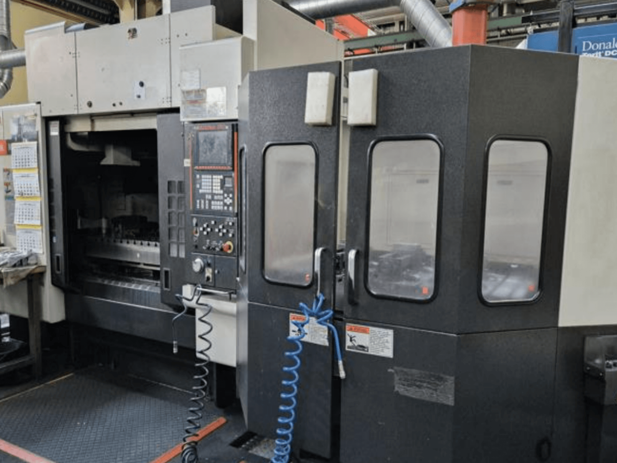 Centro di lavoro verticale Mazak V515/40N in vista frontale, con pannello di controllo e area di lavoro chiusa.