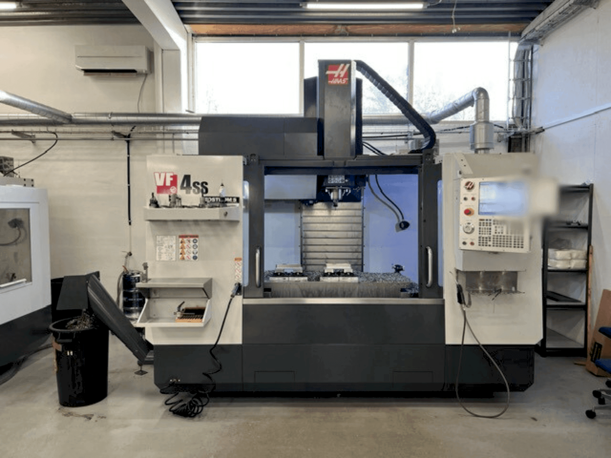 Vista frontale della macchina HAAS VF-4SS