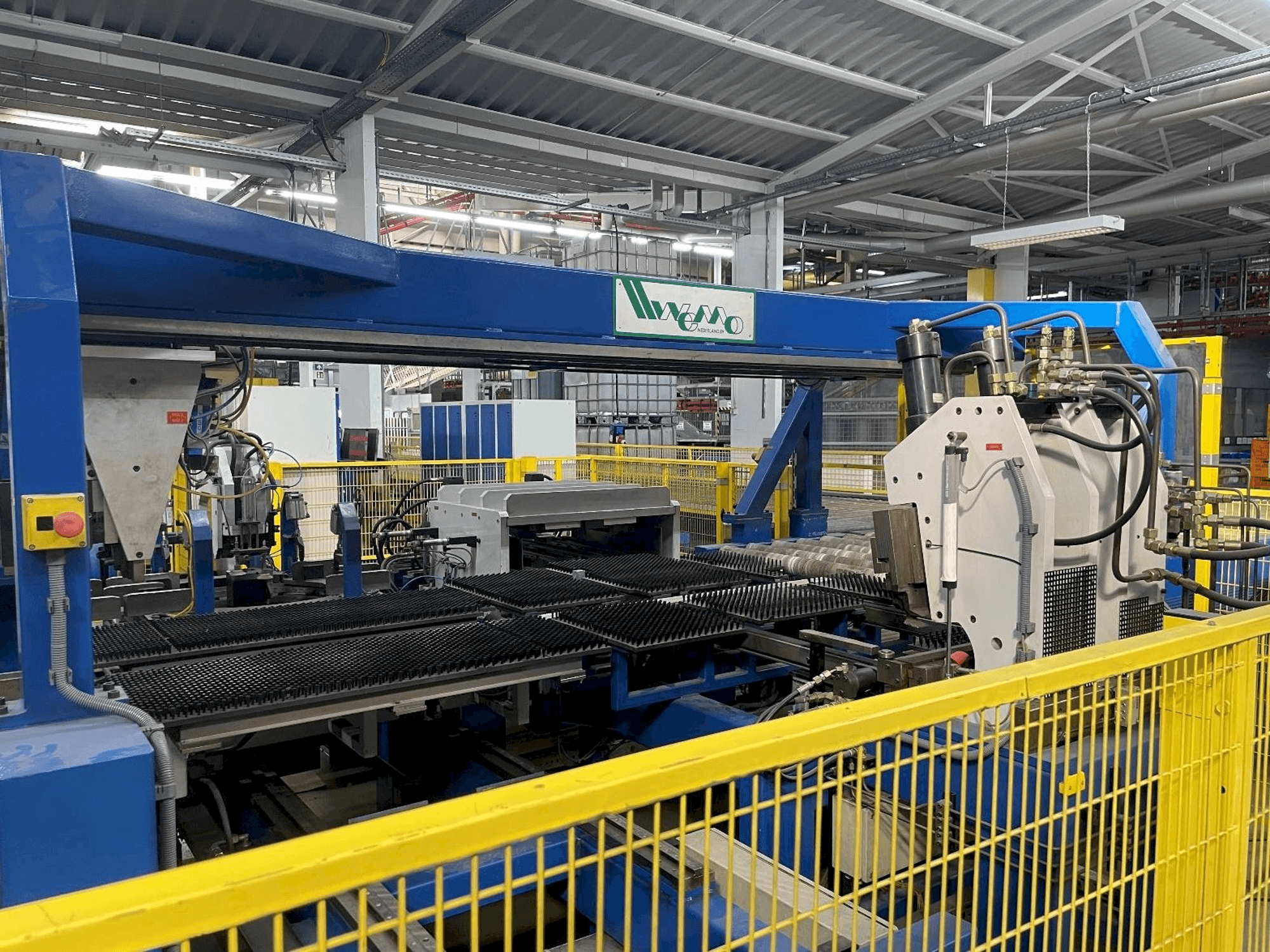 Vista frontale della macchina WEMO Punching-Bending-System