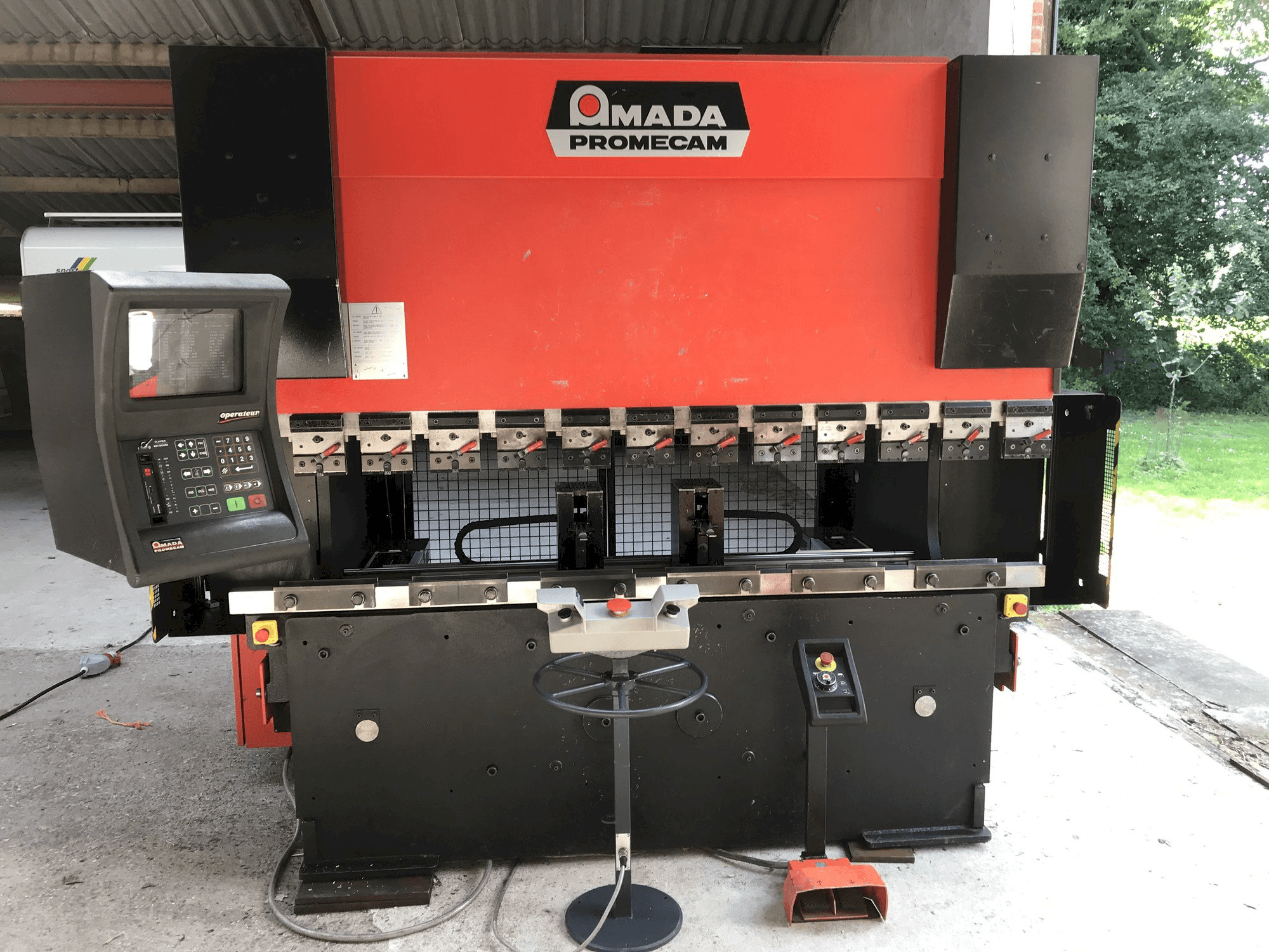 Vista frontale della macchina AMADA Promecam HFBO