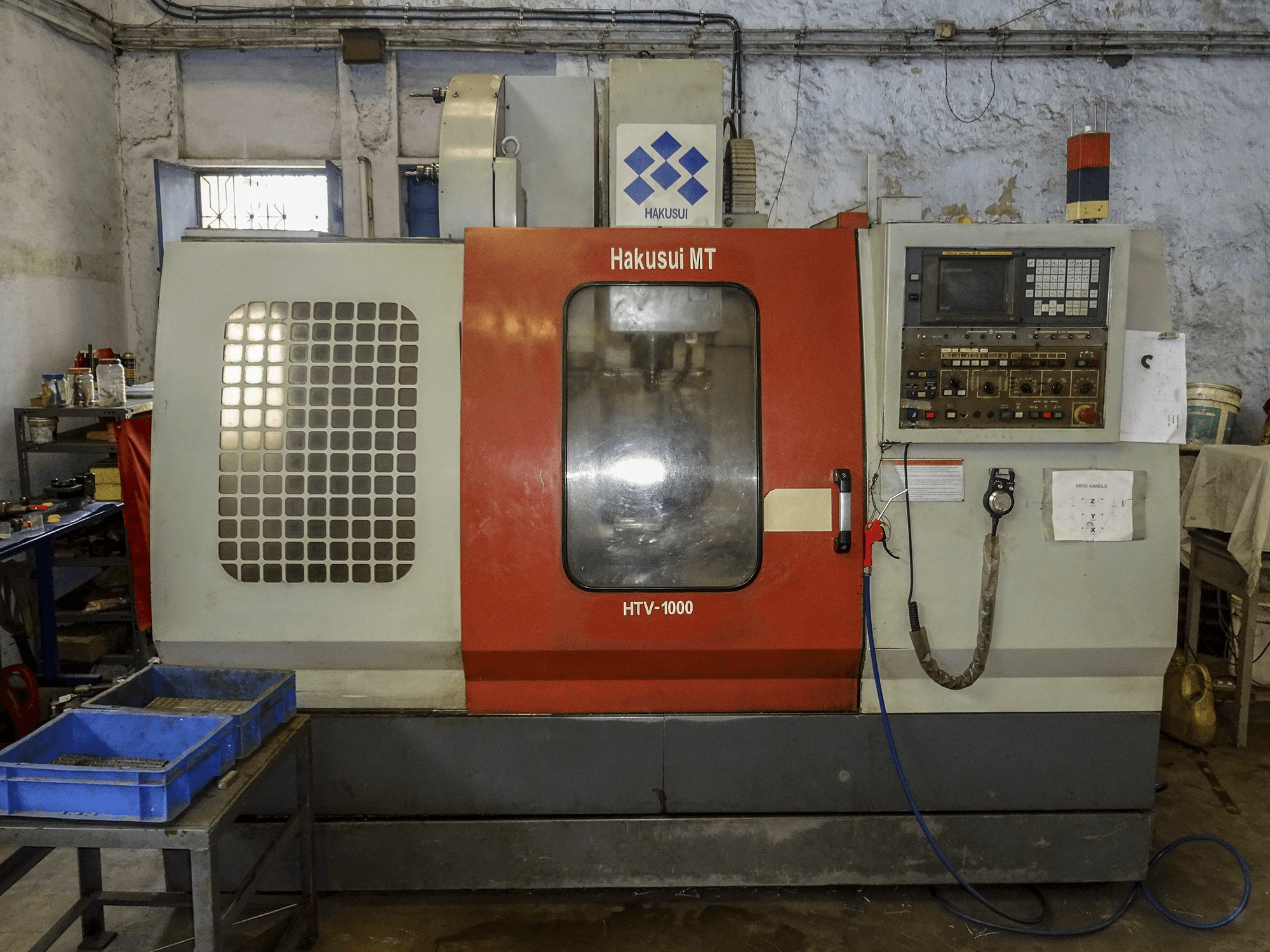 Vista frontale della macchina HAKUSUI HTV-1000