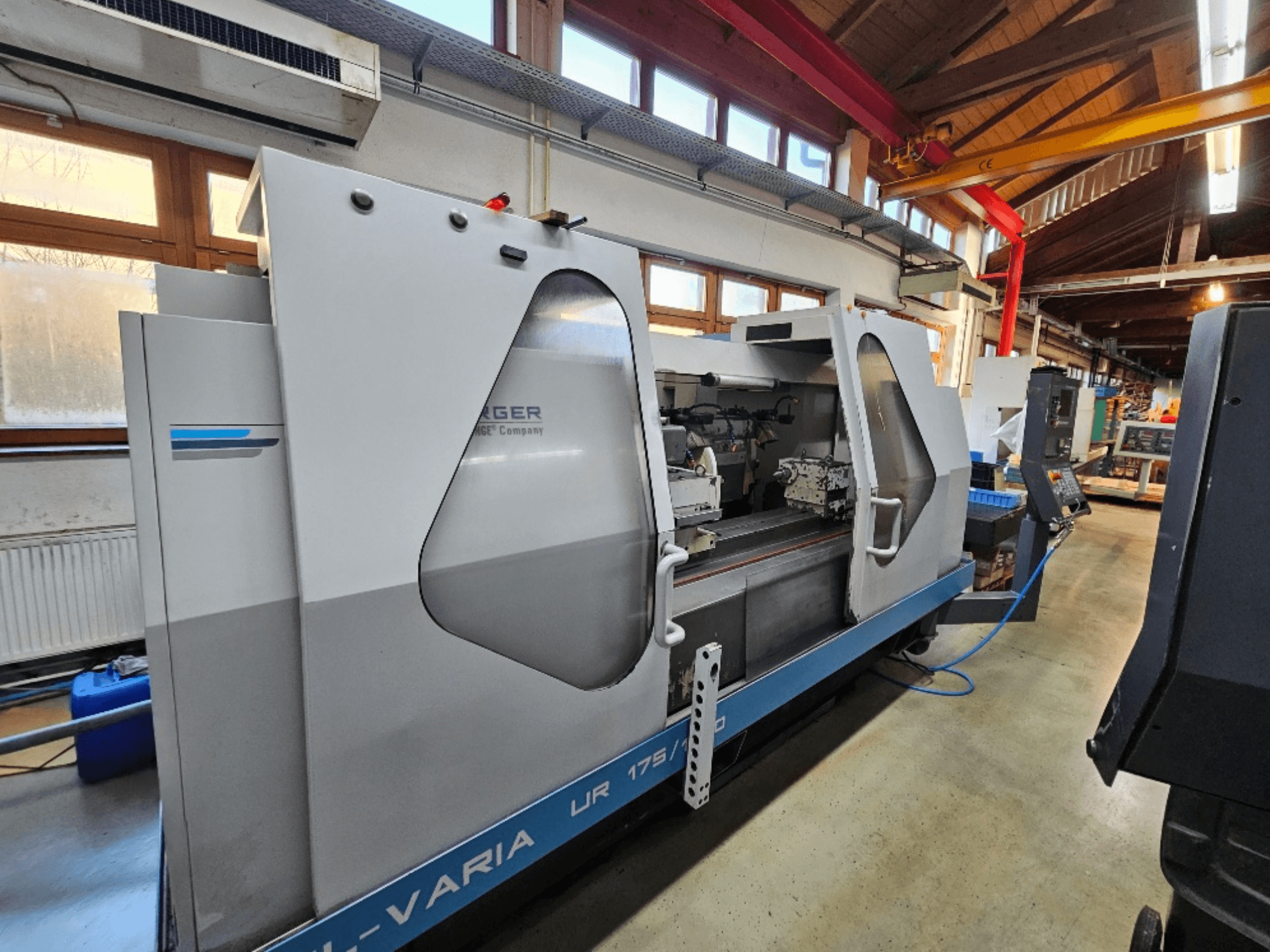 Macchina CNC di Burg, modello UR 175/300, vista laterale. Presenta un design elegante con comandi e area di lavoro visibili.