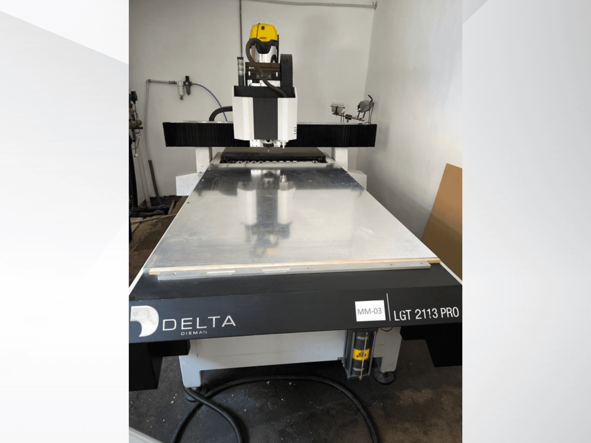 Fresatrice a portale Delta LGT2113 PRO, vista frontale, che mostra la superficie in alluminio e i dettagli del pannello di controllo.