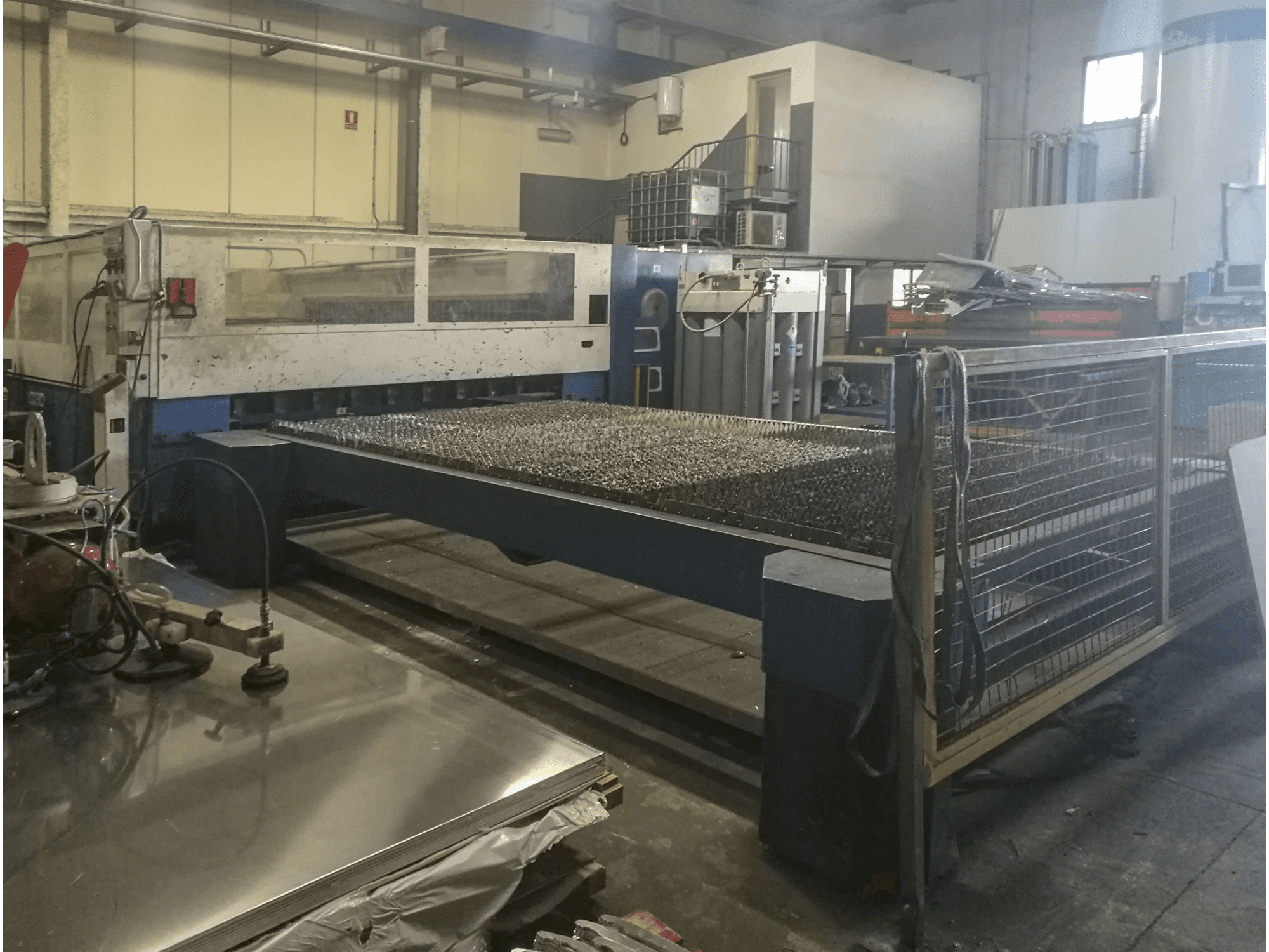 Vista lato sinistro della macchina Trumpf Trumatic L4030