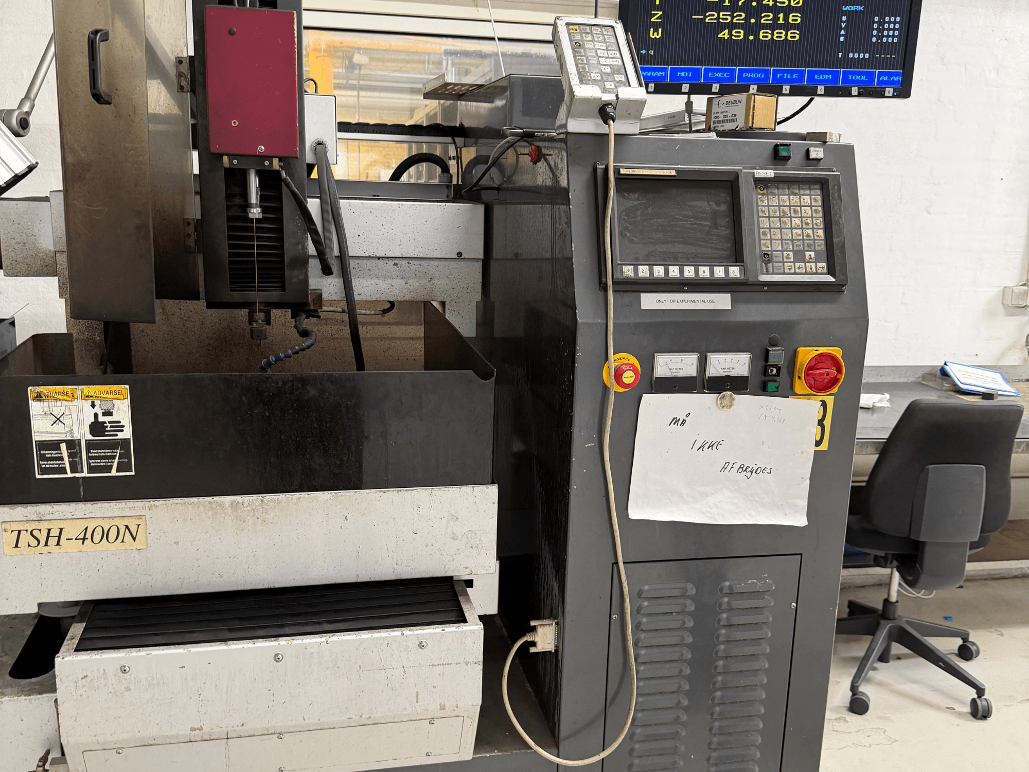 Macchina per elettroerosione a tuffo TOPEDM TSH-400N, vista frontale che mostra il pannello di controllo, l'area di lavorazione e gli indicatori di funzionamento.
