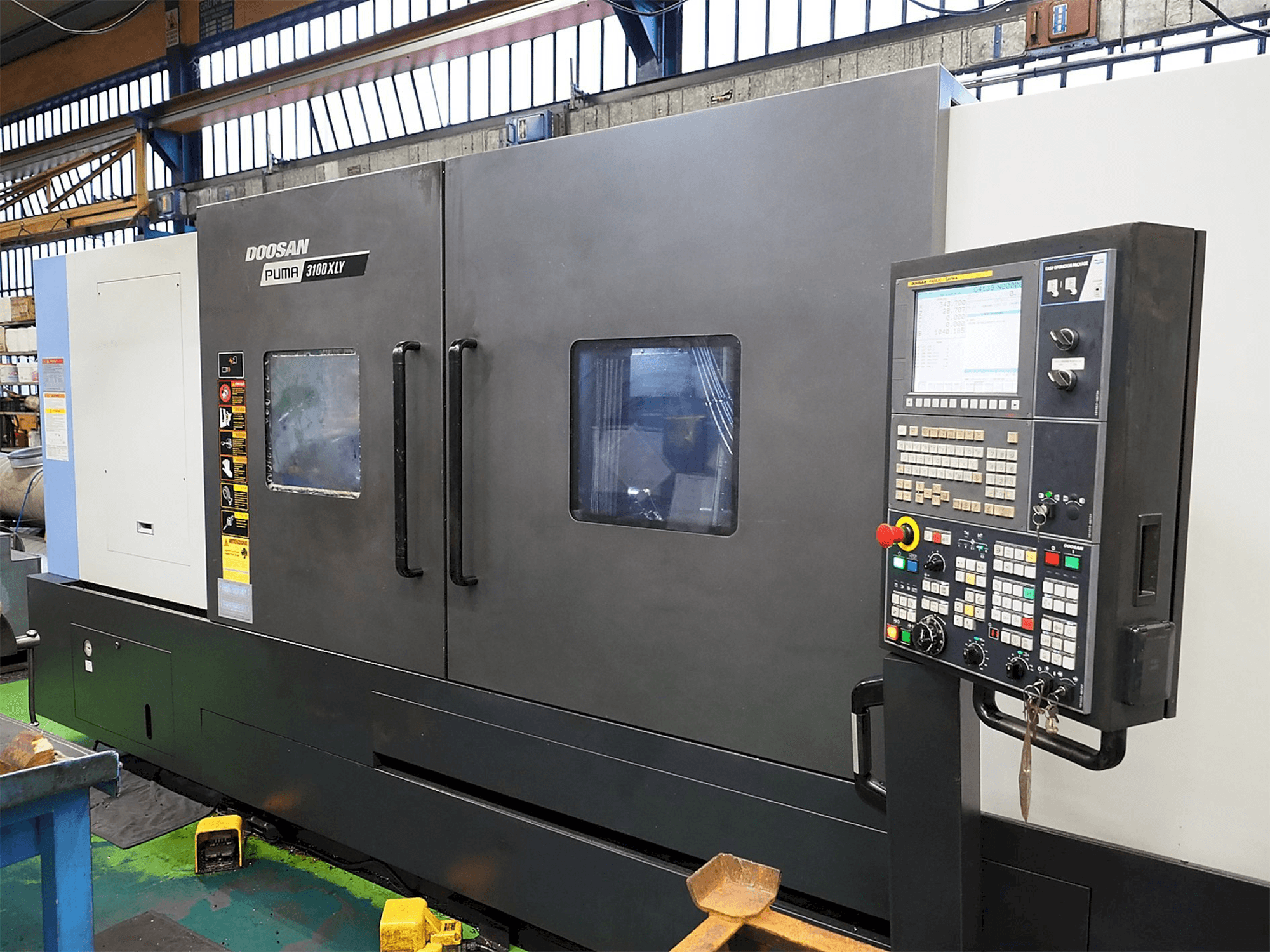Vista frontale della macchina Doosan Puma 3100XLY