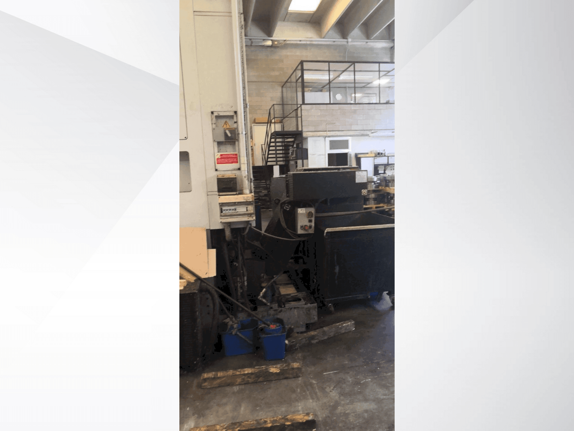 Vista frontale della macchina DOOSAN VT 900