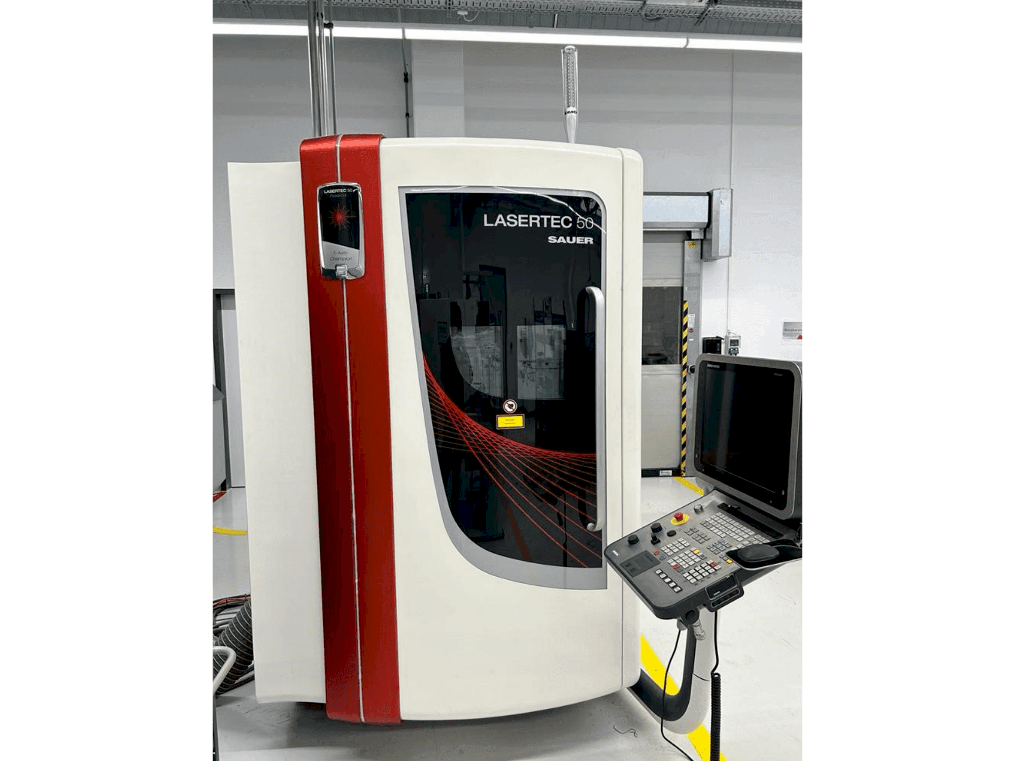 Vista frontale della macchina DMG SAUER LASERTEC 50