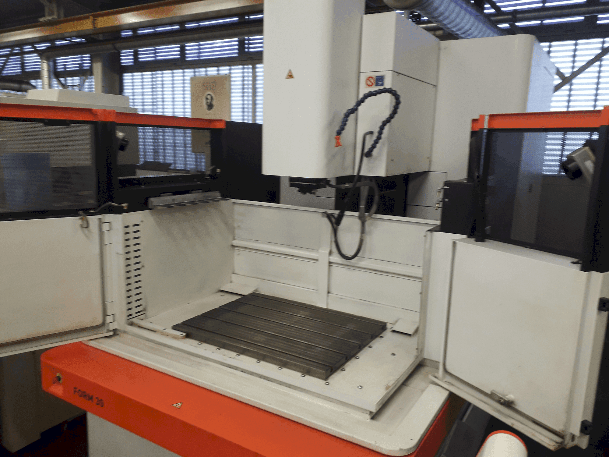 Vista frontale della macchina AgieCharmilles FORM 30