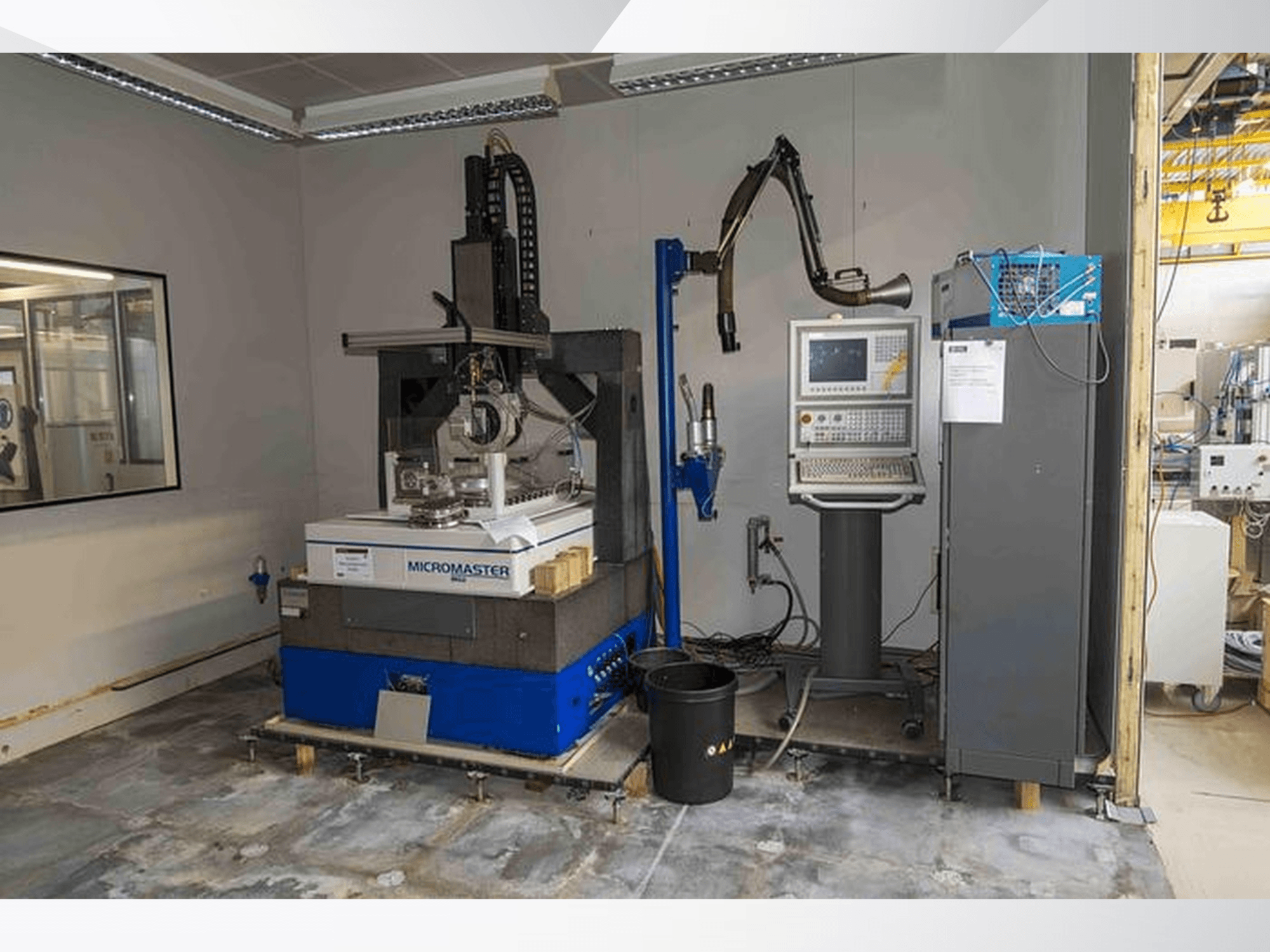 Rettificatrice piana KUGLER Micromaster MG2 in un'officina, vista frontale con pannello di controllo e braccio robotico nelle vicinanze.
