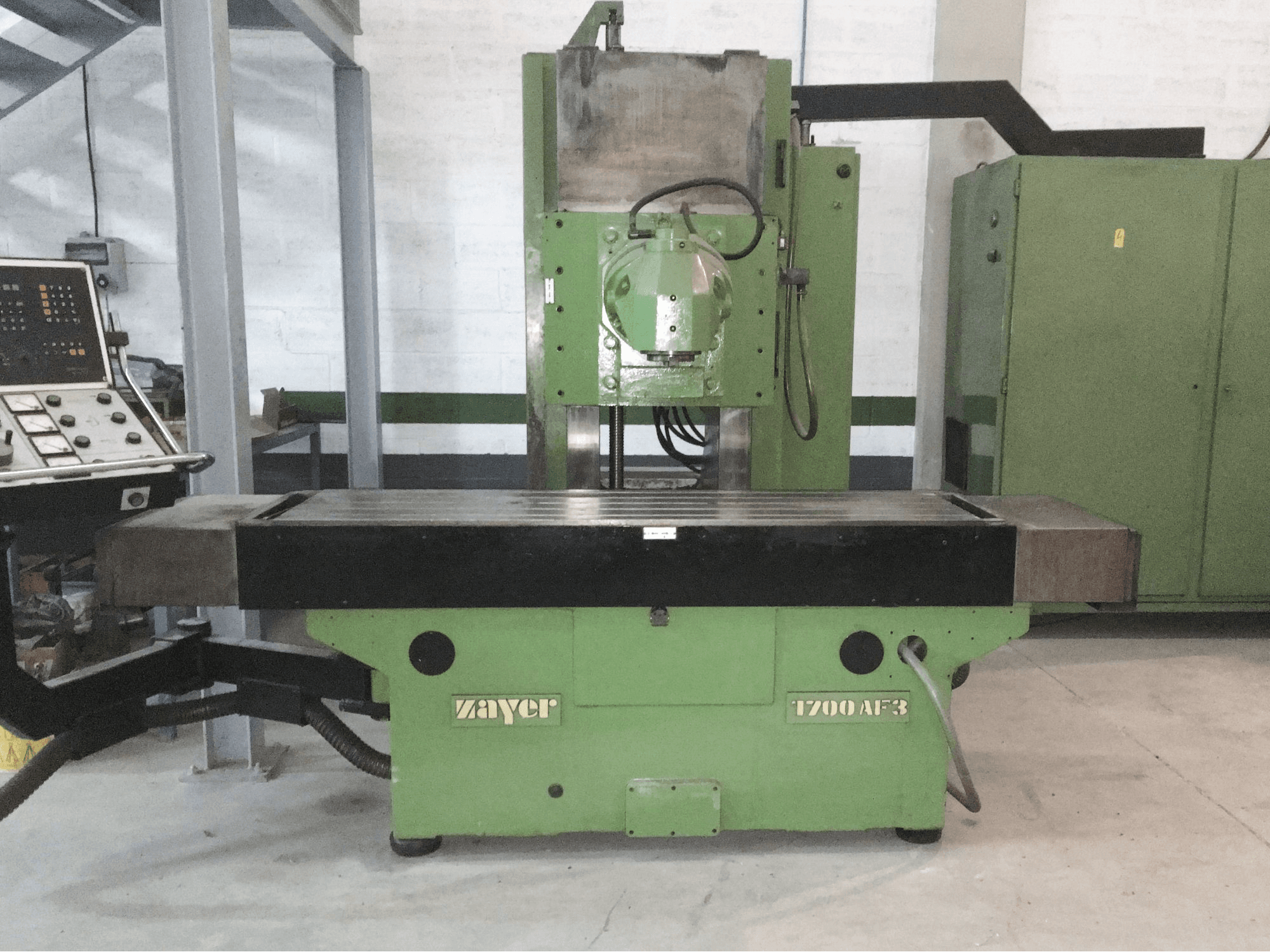 Vista frontale della macchina Zayer 1700 AF3
