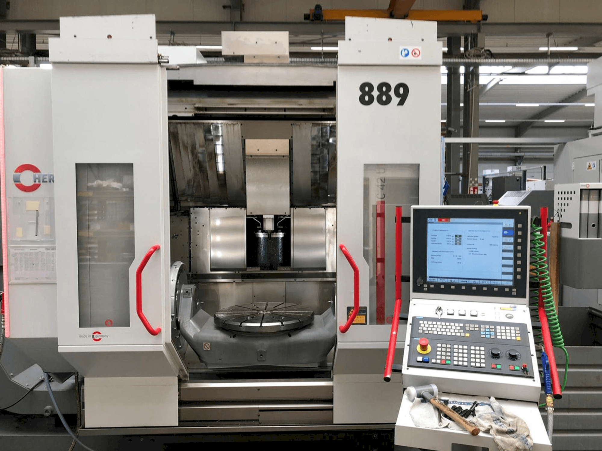 Vista frontale della macchina HERMLE C42U MT