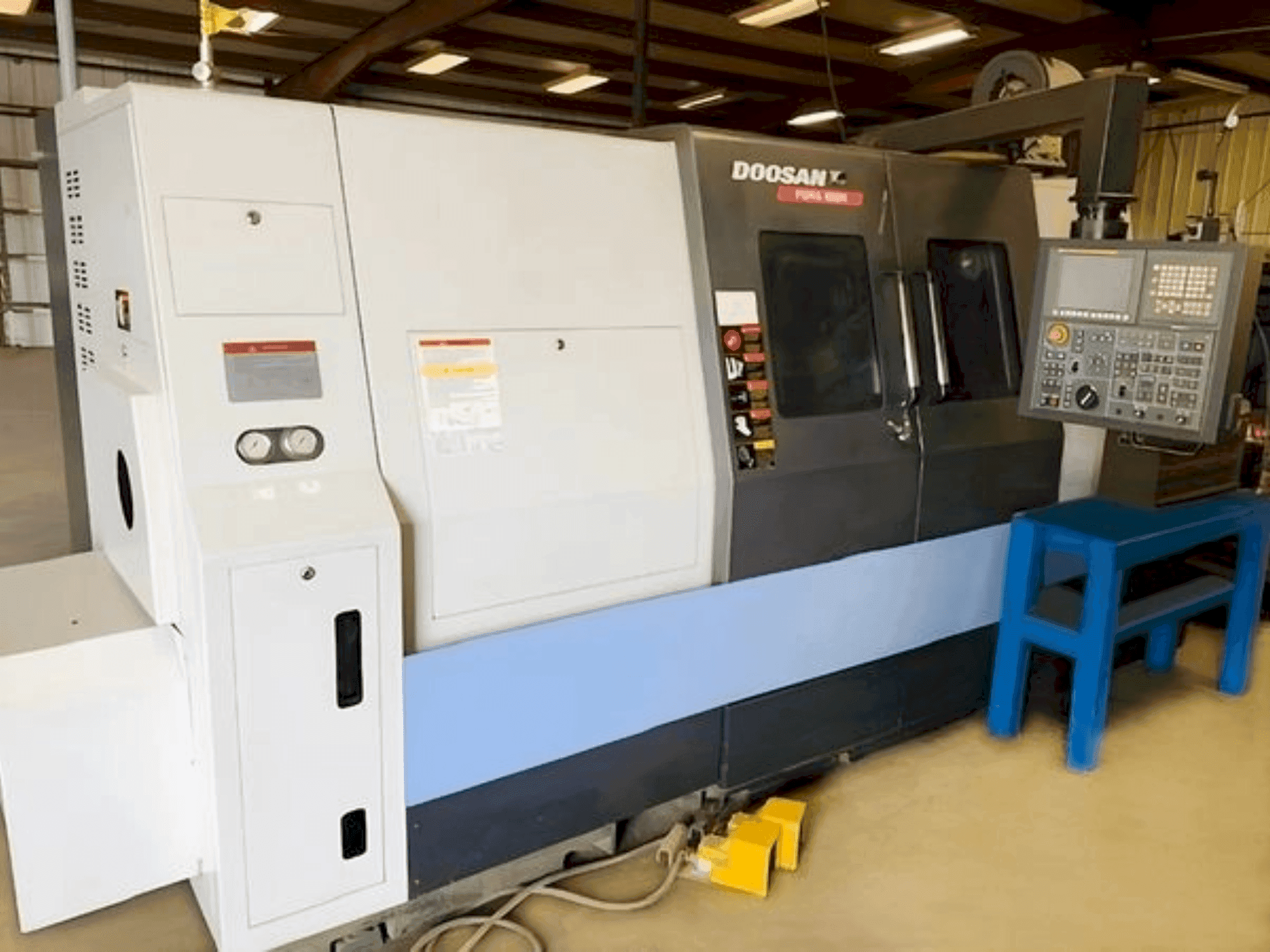 Vista frontale della macchina DOOSAN PUMA 400MB